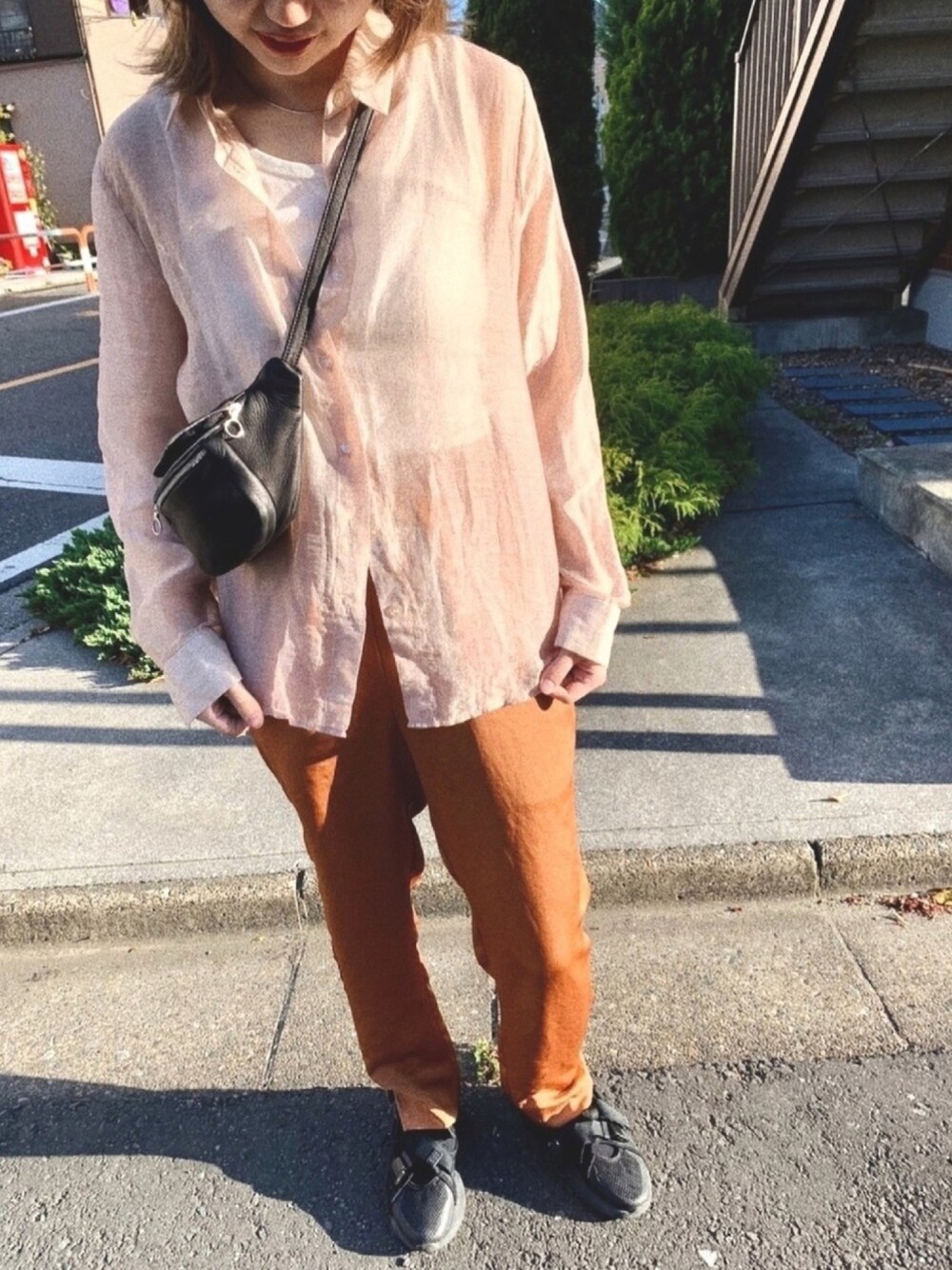 「シースルー、サテンパンツ、スニーカーコーデ、ショルダーバッグ、BEAUTY&YOUTH UNITED ARROWS、unemansion、休日スタイル、プチプラ、シアーシャツ、シャツスタイル」｜「UNE MANSIONのオータムカラーシアーシャツ（シャツ/ブラウス、ピンク系）」を使った、maiさん（レディース・158cm）の春コーディネートの1枚目の写真