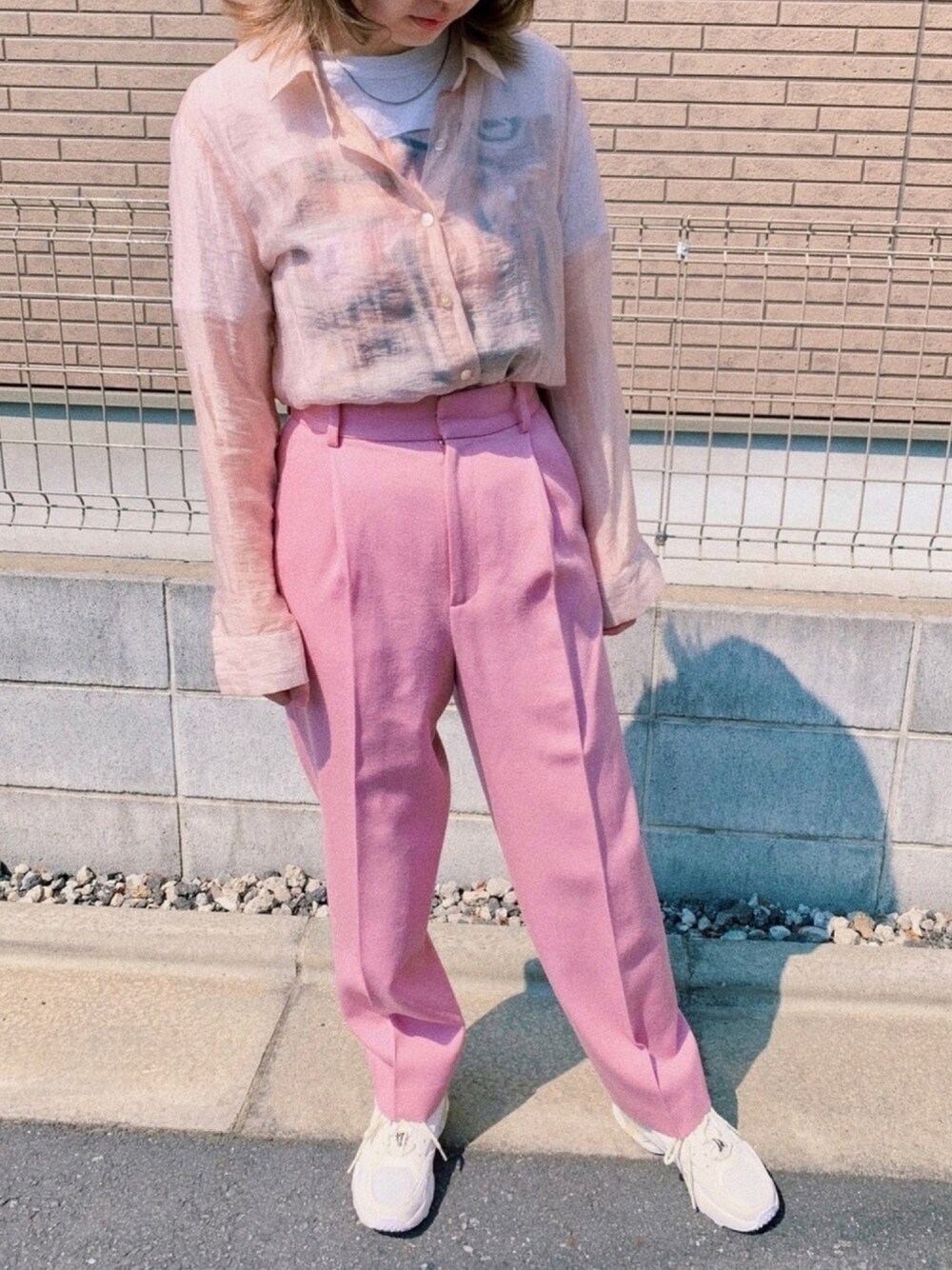 「休日スタイル、スニーカーコーデ、シアーシャツ、Tシャツ、プリントT、ROKU、ピンク、タックパンツ、カラーパンツ、白スニーカー」｜「6の＜6(ROKU)＞KARSEY PANTS/パンツ（その他パンツ、ピンク系）」を使った、maiさん（レディース・158cm）の春コーディネートの1枚目の写真