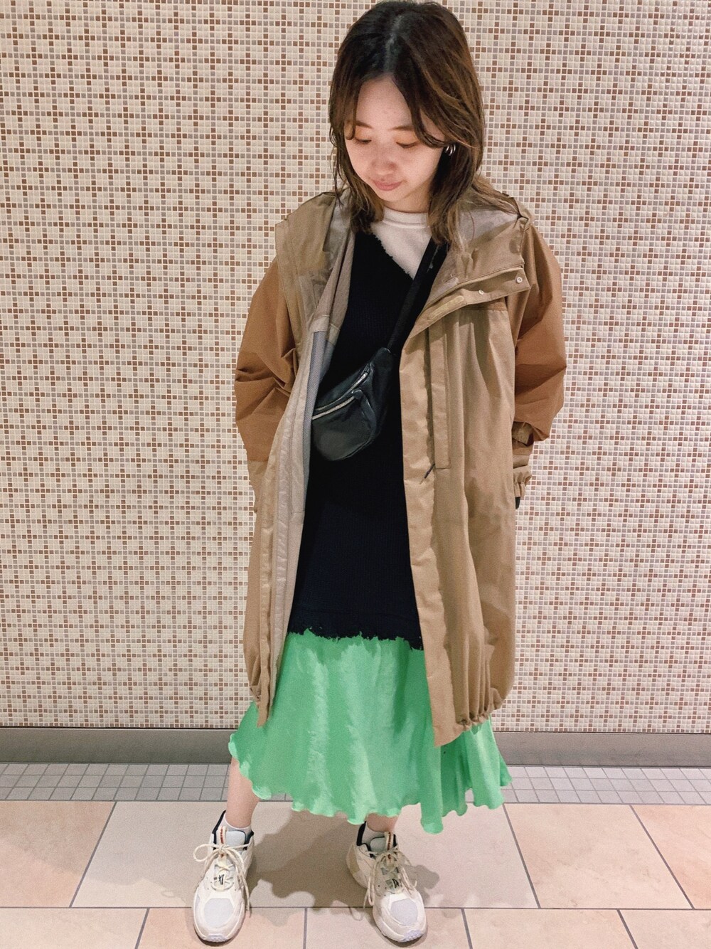 「雨の日コーデ、レインコート、スポーツミックス、サテン、スニーカーコーデ、ベスト、THE NORTH FACE、マウンテンパーカー、ショルダーバッグ、UNIQLO U」｜「EVERLAST(スポーツ・ライフスタイル)の【EVERLAST/エバーラスト】別注ダメージサーマルベスト◆（ベスト、ブラック系）」を使った、maiさん（レディース・158cm）の夏コーディネートの1枚目の写真