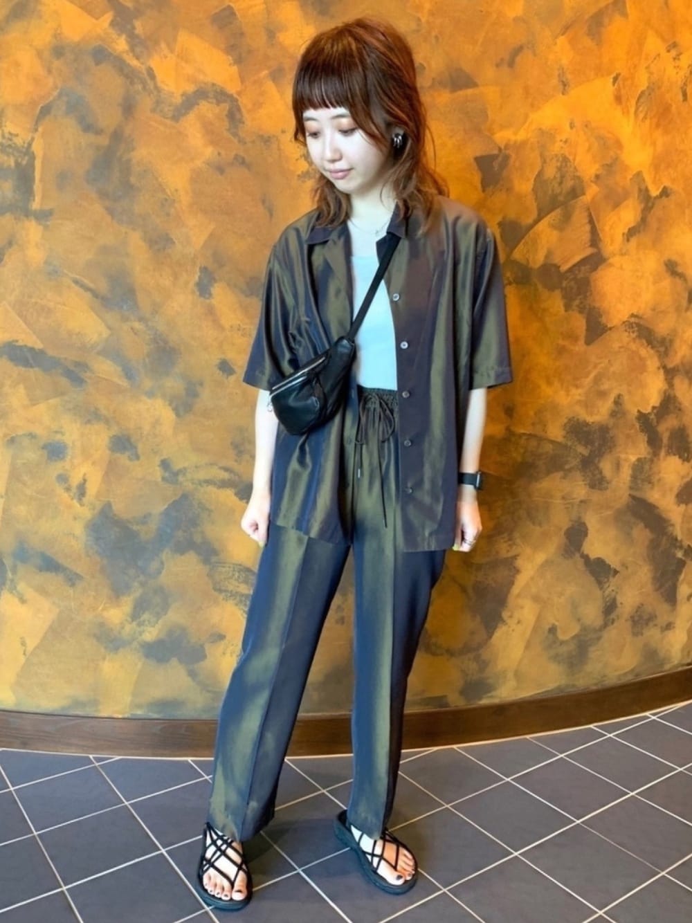 「セットアップ、サンダル、サテン、夏コーデ、ショルダーバッグ、teva、ブラウンコーデ、メンズライク、サテンパンツ、きれいめカジュアル」｜「Steven Alanの＜Steven Alan＞SHINY OPEN COLLAR SHIRT/シャツ（シャツ/ブラウス、ブラウン系）」を使った、maiさん（レディース・158cm）の夏コーディネートの1枚目の写真