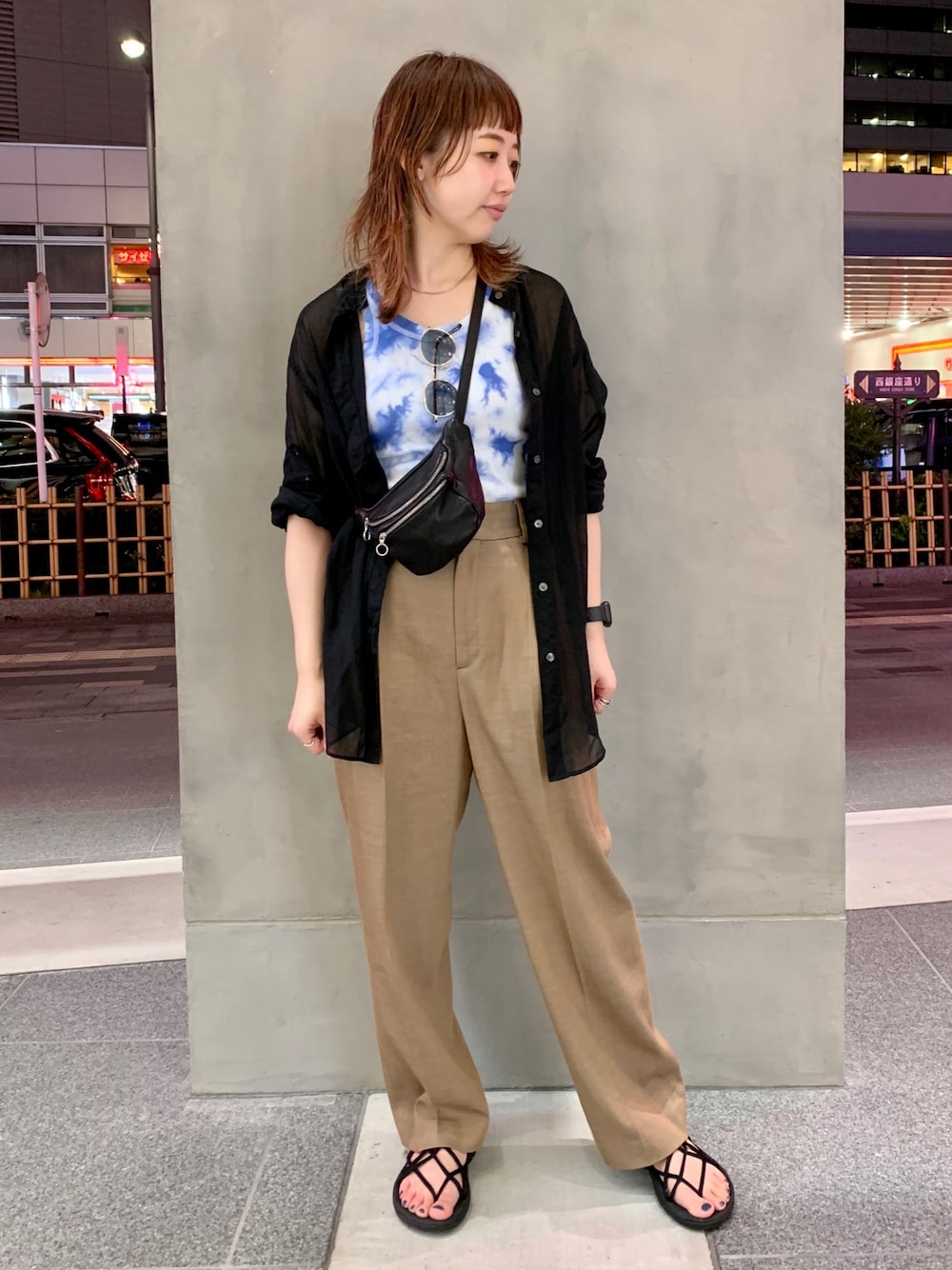 「タイダイ柄、サングラス、ROKU、タックパンツ、ベージュ、シースルー、UNIQLO U、きれいめカジュアル、ショルダーバッグ、UNIQLO」｜「6の＜6(ROKU)＞TUCK PANTS/パンツ（その他パンツ、ベージュ系）」を使った、maiさん（レディース・158cm）の秋コーディネートの1枚目の写真