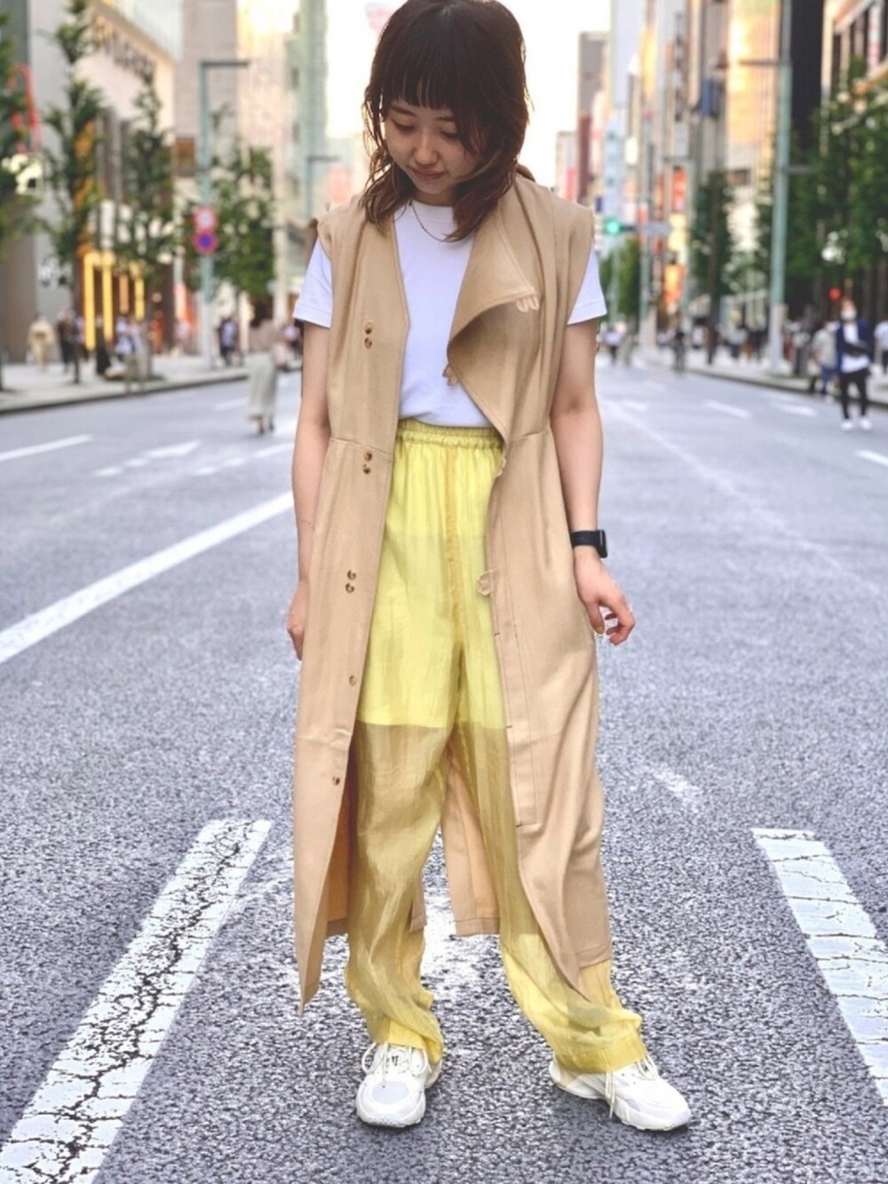 「シースルー、シアー、ワンピース、スニーカーコーデ、白Tシャツ、白スニーカー、UNIQLO U、カラーパンツ、ネオンカラー、ロングベスト」｜「JOURNAL STANDARD relumeのリヨセルナイロンシアーパンツ（その他パンツ、グリーン系）」を使った、maiさん（レディース・158cm）の夏コーディネートの1枚目の写真
