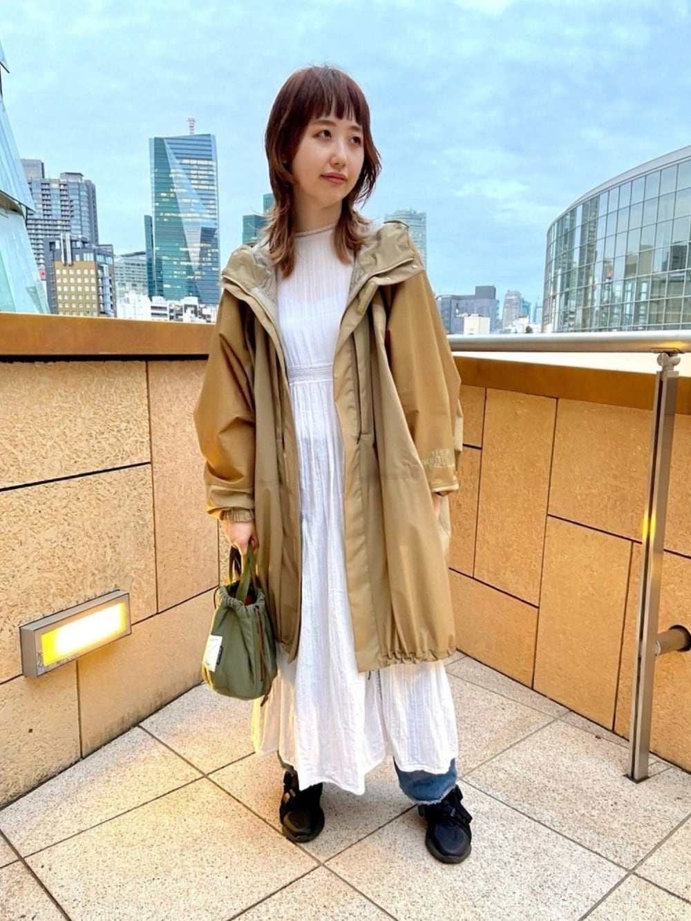 「巾着バッグ、アウトドアスタイル、THE NORTH FACE、ロングワンピース、ワンピース、スニーカーコーデ、秋コーデ、休日スタイル、ビッグシルエット、ベージュコーデ」｜「THE NORTH FACEの【THE NORTH FACE/ノースフェイス】TAGUAN PONCHO：ポンチョ（マウンテンパーカー、ベージュ系）」を使った、maiさん（レディース・158cm）の秋コーディネートの1枚目の写真
