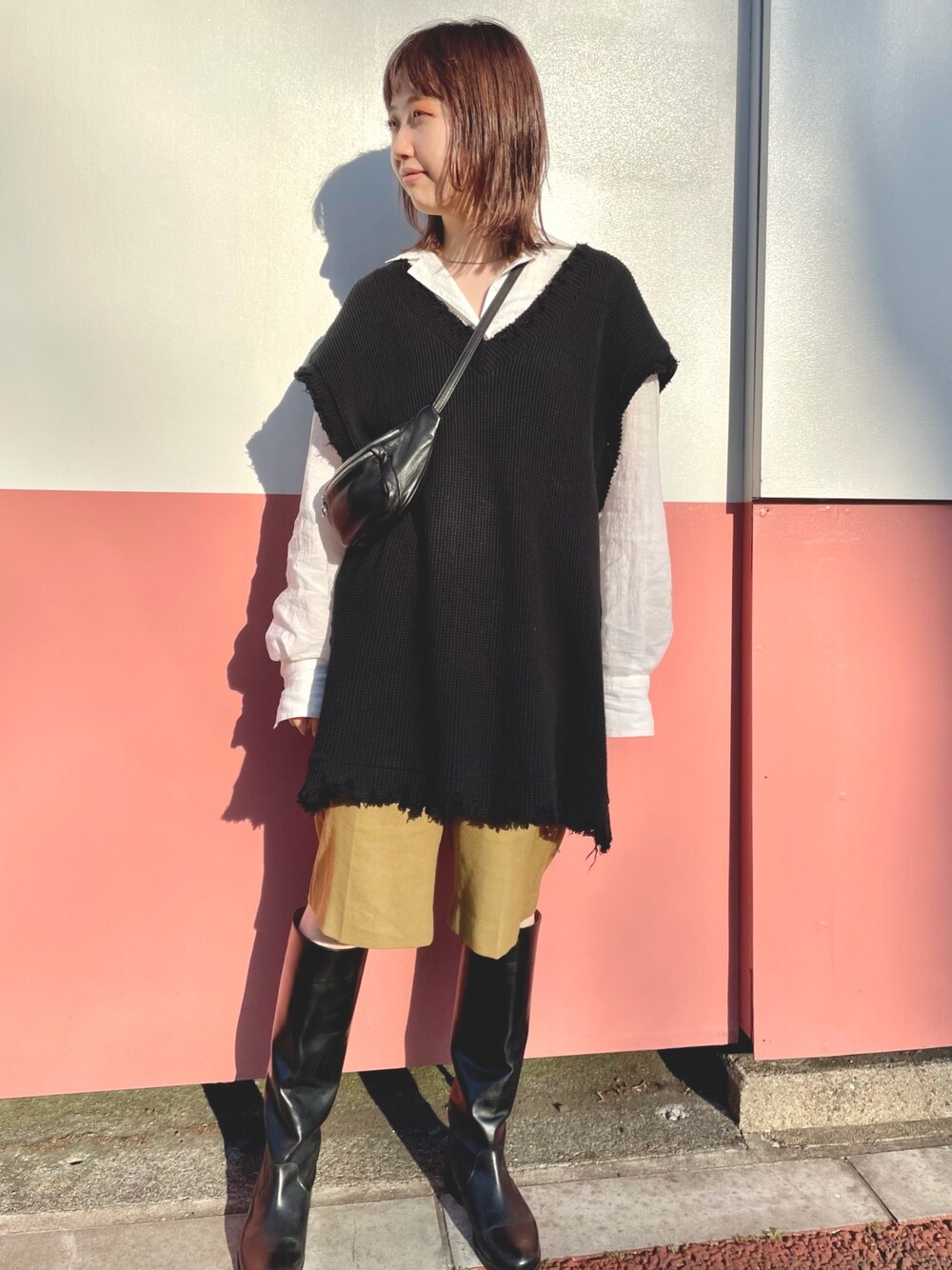 「春コーデ、ニットベスト、モード、ロングブーツ、ショルダーバッグ、ベスト、シャツスタイル、ハーフパンツ、ショートパンツ、パンツコーデ」｜「EVERLAST(スポーツ・ライフスタイル)の【EVERLAST/エバーラスト】別注ダメージサーマルベスト◆（ベスト、ブラック系）」を使った、maiさん（レディース・158cm）の冬コーディネートの1枚目の写真