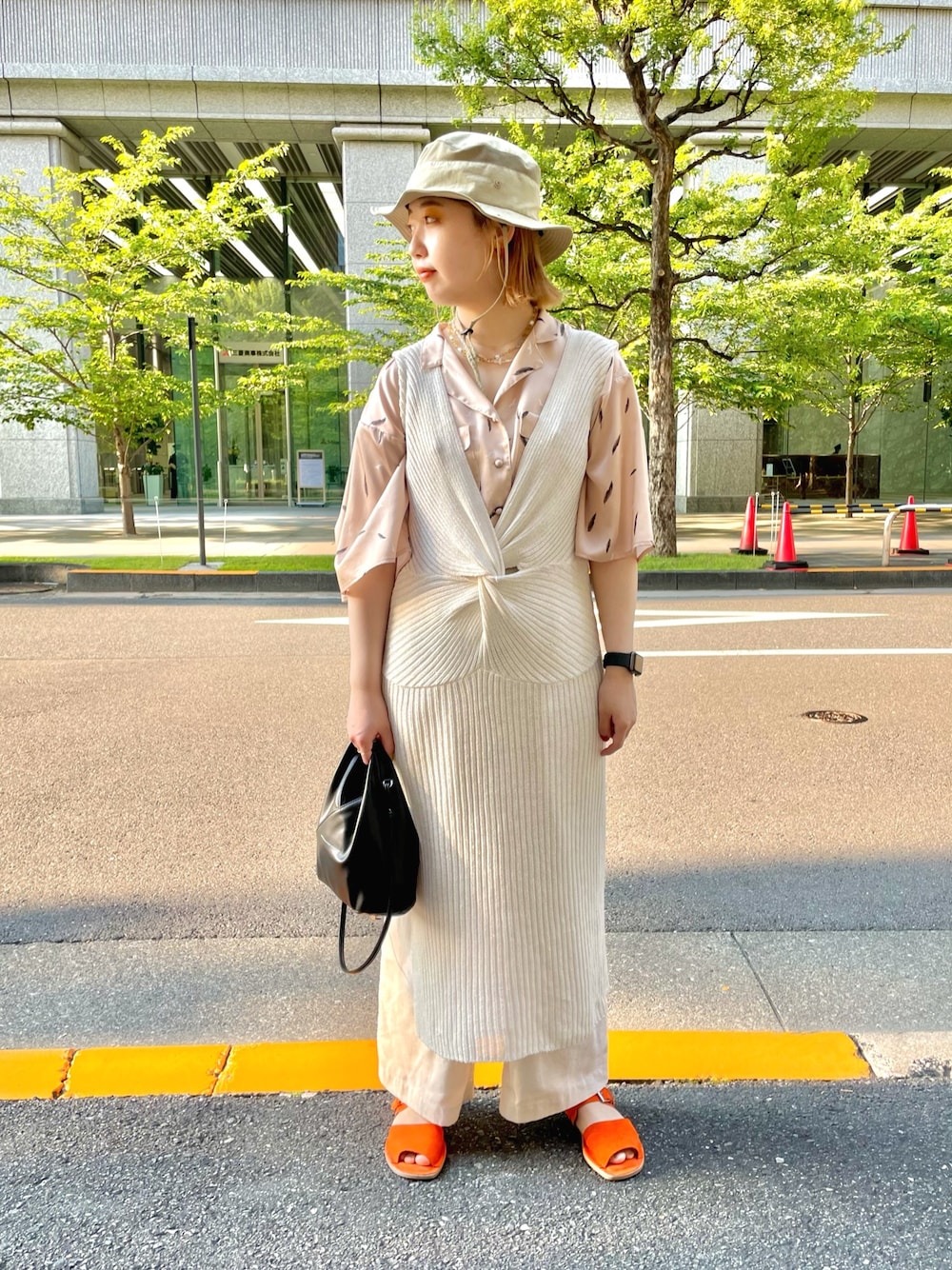 「休日スタイル、夏、ミニバッグ、ホワイトコーデ、オトナ女子、サンダル、THE NORTH FACE、夏コーデ、ワントーンコーデ、オレンジ」｜「MACPHEEのアイテム（ワンピース、ホワイト系）」を使った、maiさん（レディース・158cm）の夏コーディネートの1枚目の写真