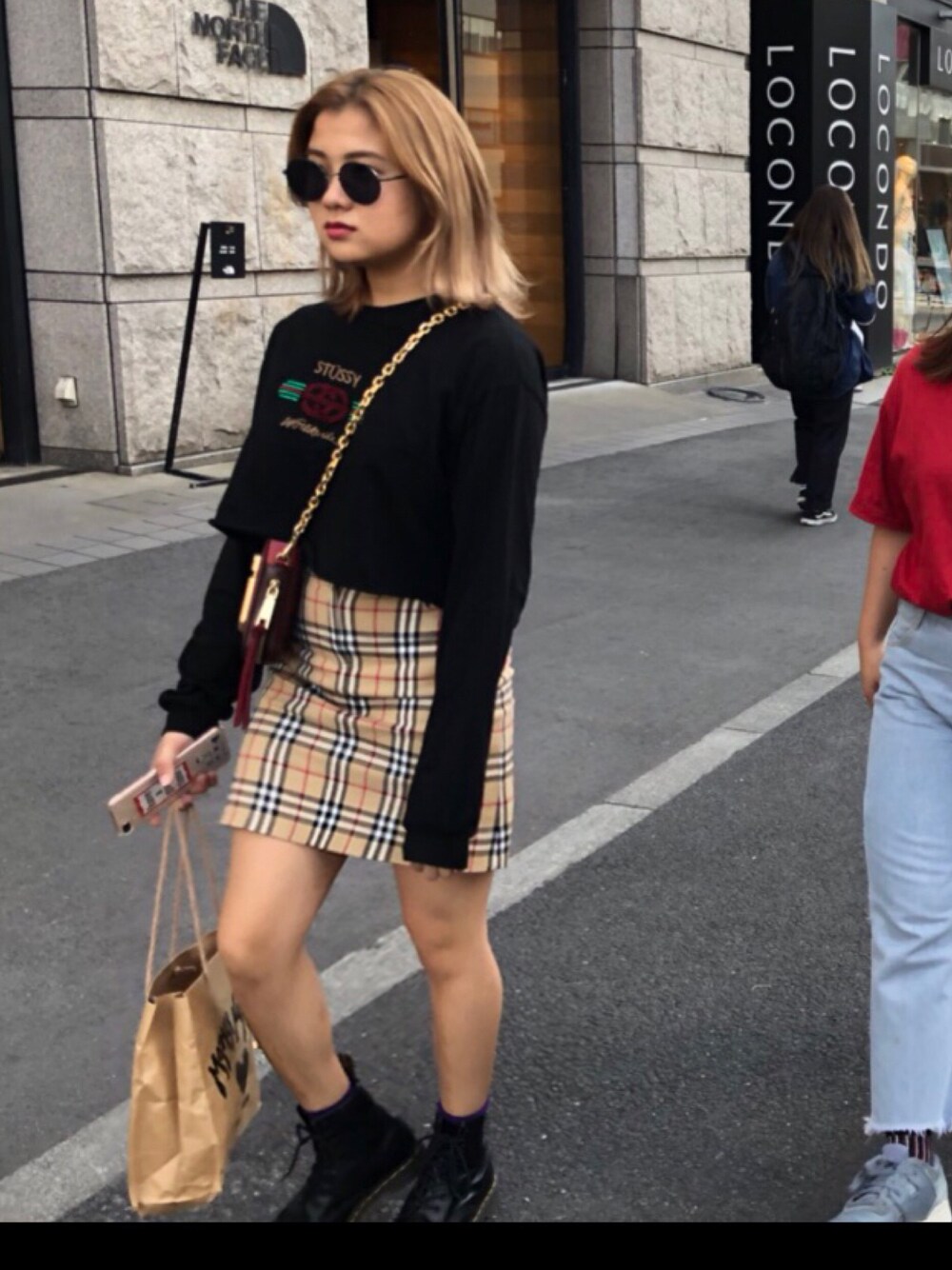 「stussy、burberry、Dr.Martens、MARC JACOBS、ロンT、バーバリー、バーバリーチェック、ステューシー、ドクターマーチン、ootd」｜「STUSSYのアイテム（Tシャツ/カットソー、ブラック系）」を使った、Y さん（レディース・152cm）の春コーディネートの1枚目の写真