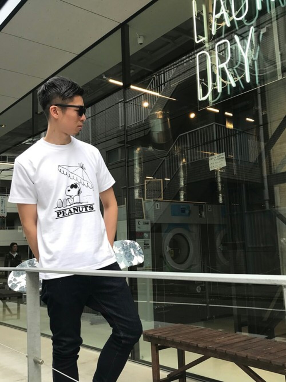 「スニーカー、シンプル、ＳＮＯＯＰＹ　、Tシャツ、サングラス、スヌーピー、スケータースタイル、白Tシャツ、ピーナッツ、ビーチスタイル」｜「SNOOPYの【BURNER × PEANUTS】バーナー × ピーナッツ スヌーピー 別注 半袖プリント Tシャツ BEACH（Tシャツ/カットソー、ホワイト系）」を使った、junさん（メンズ・181cm）の春コーディネートの1枚目の写真