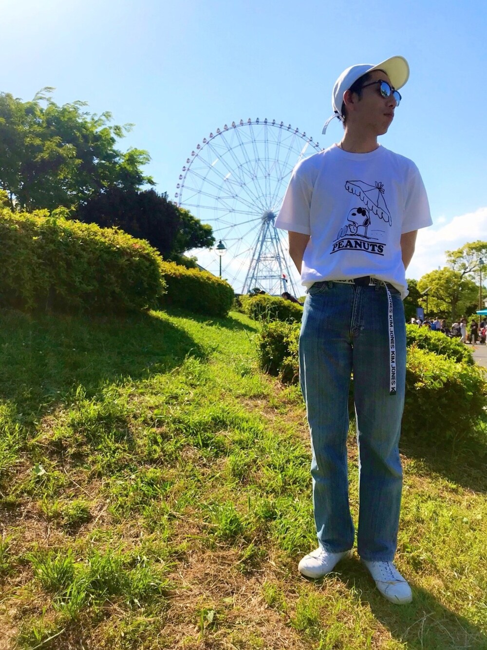 「キャップ、Tシャツ、スヌーピー、スニーカーコーデ、デニムパンツ、夏コーデ、パンツイン、ゆるコーデ、ガチャベルト、今日のコーデ」｜「SNOOPYの【BURNER × PEANUTS】バーナー × ピーナッツ スヌーピー 別注 半袖プリント Tシャツ BEACH（Tシャツ/カットソー、ホワイト系）」を使った、junさん（メンズ・175cm）の春コーディネートの1枚目の写真