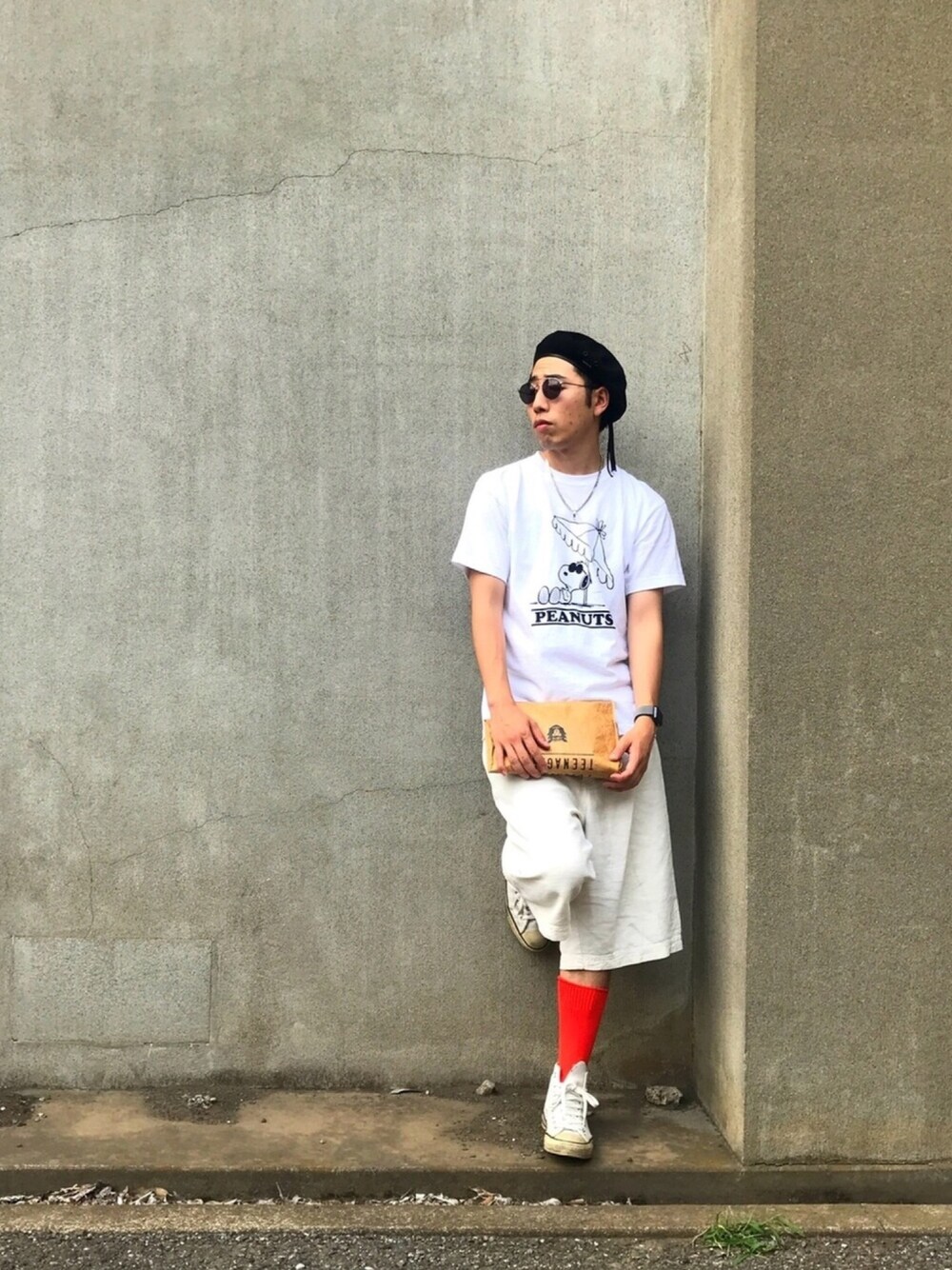 「夏、休日スタイル、ビッグシルエット、スヌーピー、ベレー帽、クラッチバッグ、ハイカットスニーカー、ホワイトコーデ、短パン、ラウンドサングラス」｜「SNOOPYの【BURNER × PEANUTS】バーナー × ピーナッツ スヌーピー 別注 半袖プリント Tシャツ BEACH（Tシャツ/カットソー、ホワイト系）」を使った、junさん（メンズ・175cm）の夏コーディネートの1枚目の写真