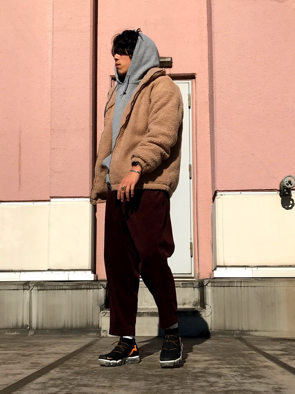 グレー系のパーカー、イエロー系のブルゾン、レッド系のその他パンツを着用したメンズの秋コーディネートの1枚目の写真