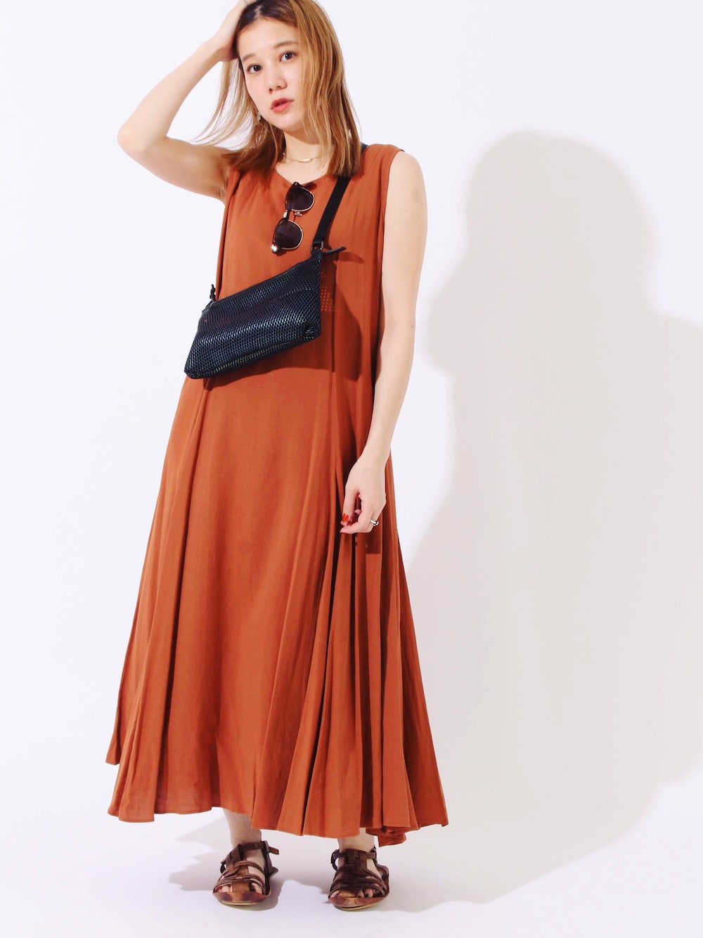 「夏コーデ、オトナカジュアル、ワンピース、サマーコーデ、ショルダーバッグ、シンプル」｜「Burnerの【BURNER collection】レーヨン麻クロス ワンピース（ワンピース、イエロー系）」を使った、junさん（メンズ・175cm）の夏コーディネートの1枚目の写真