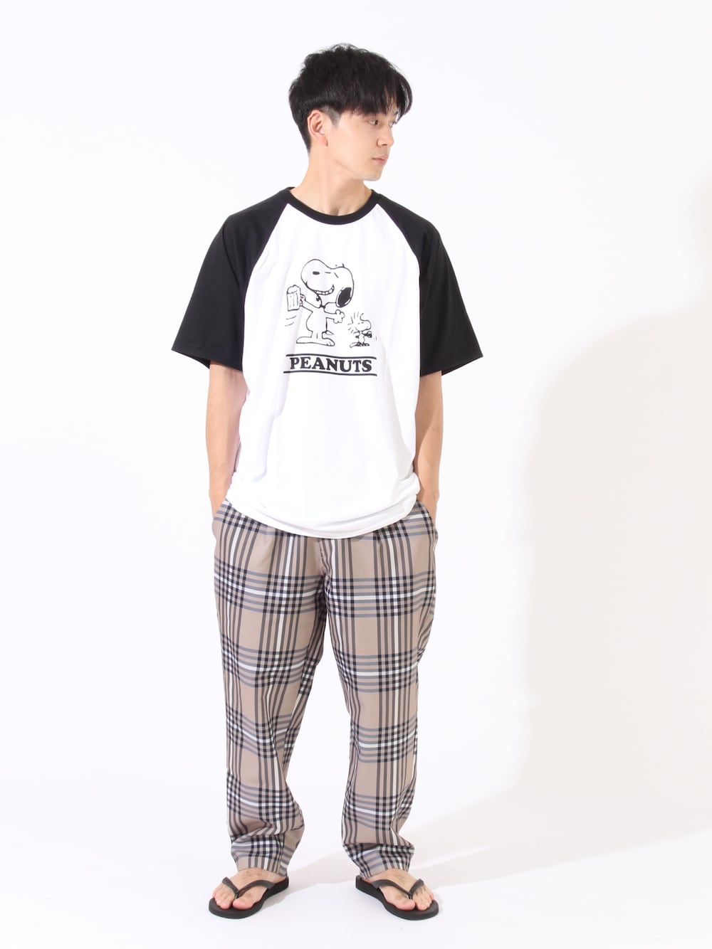 「ビッグシルエット、スヌーピー、ピーナッツ、ワイドパンツ、秋のコーデ、ラグラン、チェックパンツ、シンプルスタイル」｜「Burnerの【BURNER × PEANUTS】バーナー × ピーナッツ スヌーピー 別注 半袖プリント ラグランTシャツ DRINK（Tシャツ/カットソー、ホワイト系）」を使った、junさん（メンズ・175cm）の夏コーディネートの1枚目の写真