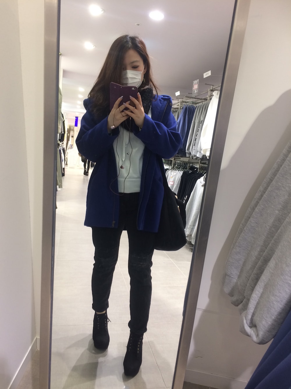 「AZUL by moussyのリペア テーパード デニム（デニムパンツ、ブラック系）」を使った、cさん（レディース・159cm）の冬コーディネートの1枚目の写真