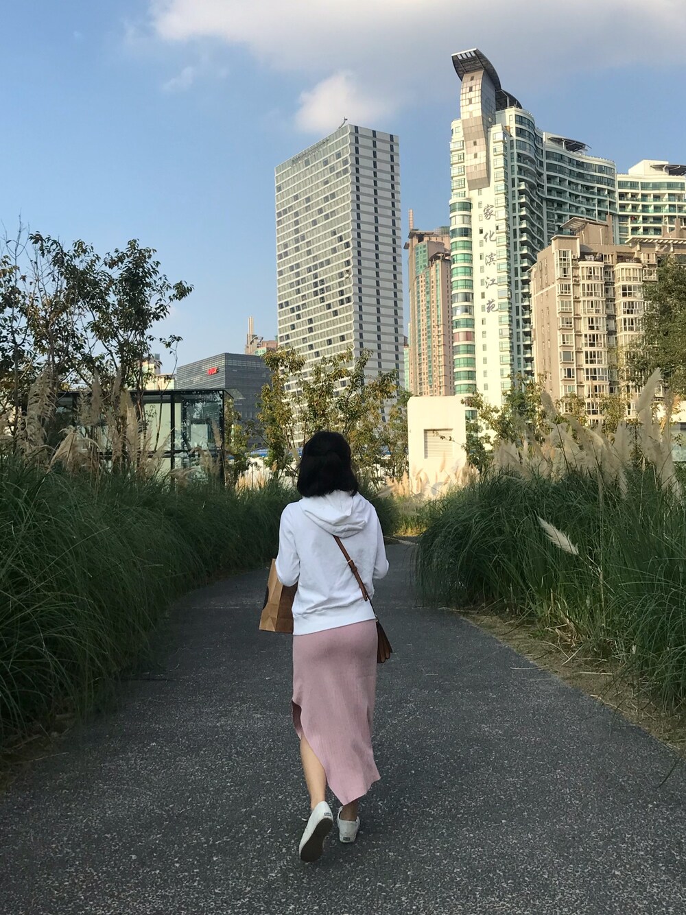 「ootd、卫衣、小白鞋」｜「UNIQLOのアイテム（パーカー、ホワイト系）」を使った、puppyleleさん（レディース・157cm）の秋コーディネートの1枚目の写真