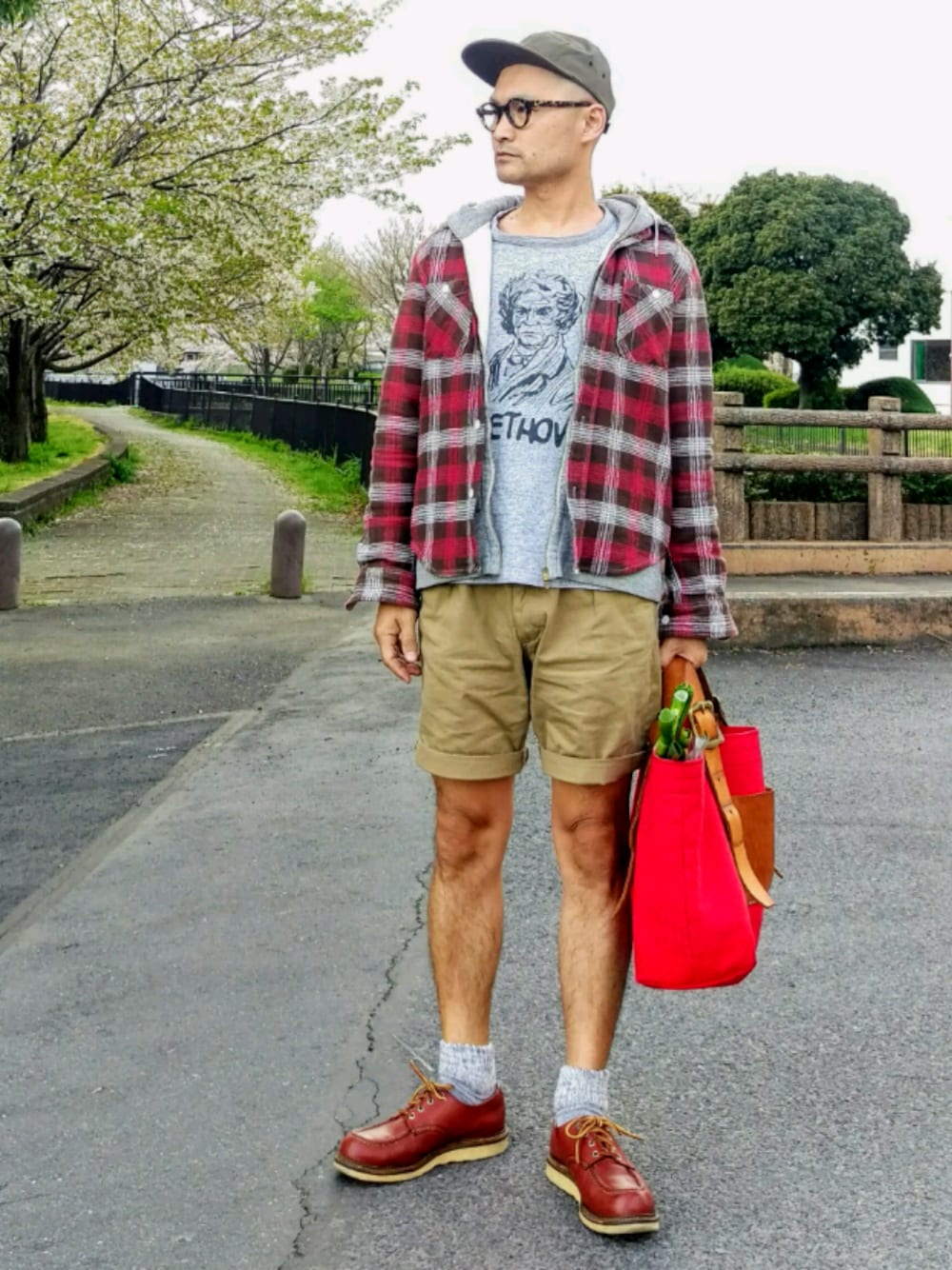 「カジュアルコーデ、アメカジ、ショートパンツ、ショーツ、ネルシャツ、パーカー グレー、レッドウィング、トートバッグ、ジェットキャップ、眼鏡」｜「CLASS-5のチェック柄長袖ネルシャツ（シャツ/ブラウス、レッド系）」を使った、SHINJILOW さん（メンズ・173cm）の春コーディネートの1枚目の写真