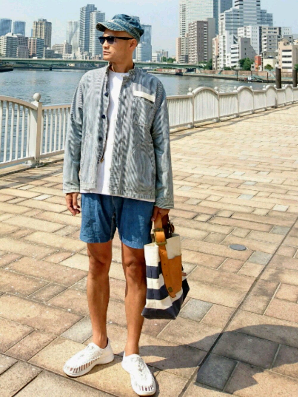 「無地T、カバーオール、スタンドカラー、ヒッコリー、デニム、ワークキャップ、トートバッグ、サングラス、夏、マリンコーデ」｜「STORMY BLUEのアイテム（カバーオール、グレー系）」を使った、SHINJILOW さん（メンズ・173cm）の夏コーディネートの1枚目の写真
