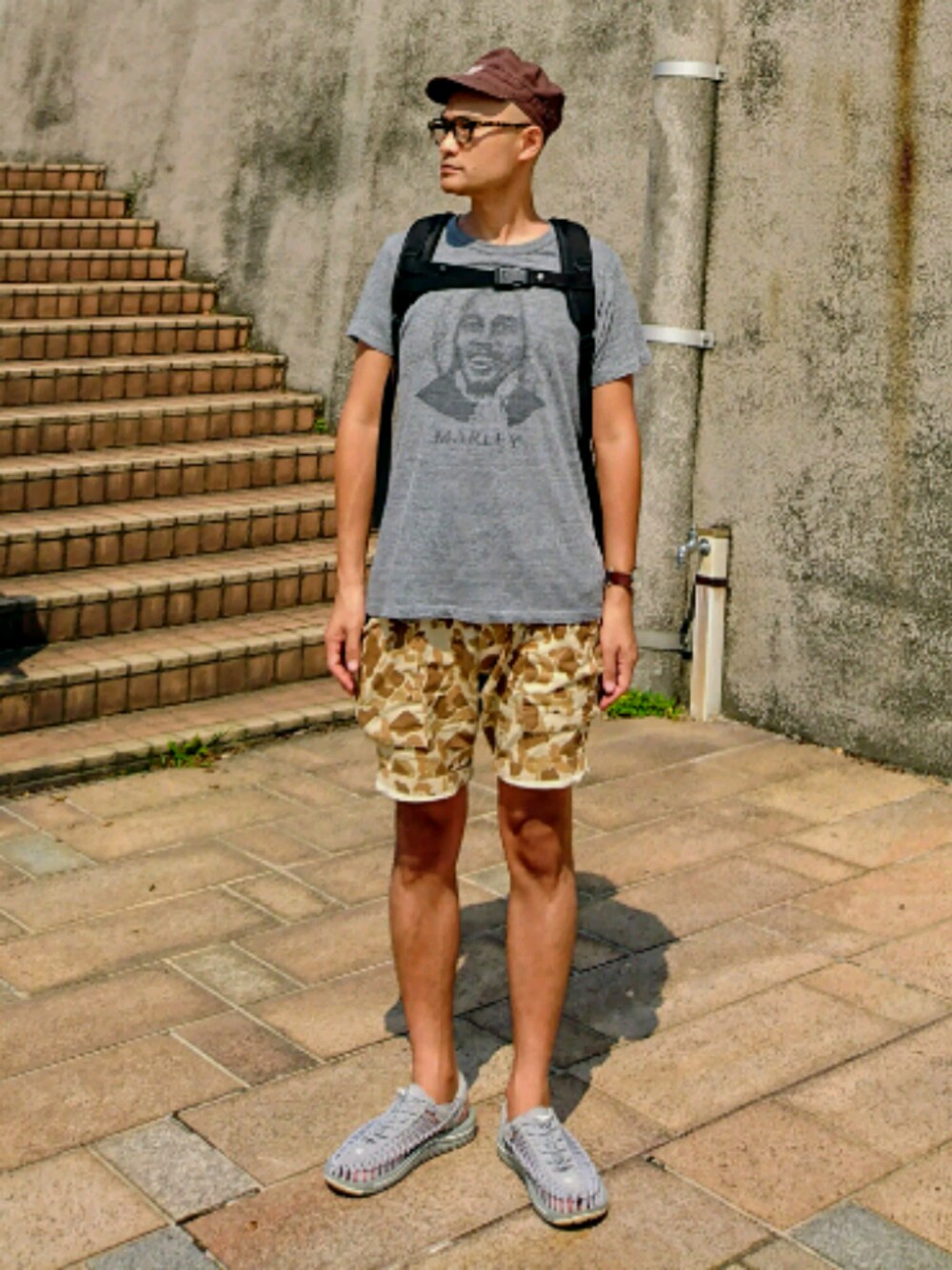 「夏コーデ、休日スタイル、プリントT、BOB MARLEY、カモフラ、ショーツ、UNEEK、ワークキャップ、めがね、杢グレー」｜「HEAD LIGHT のアイテム（キャップ、ブラウン系）」を使った、SHINJILOW さん（メンズ・173cm）の夏コーディネートの1枚目の写真
