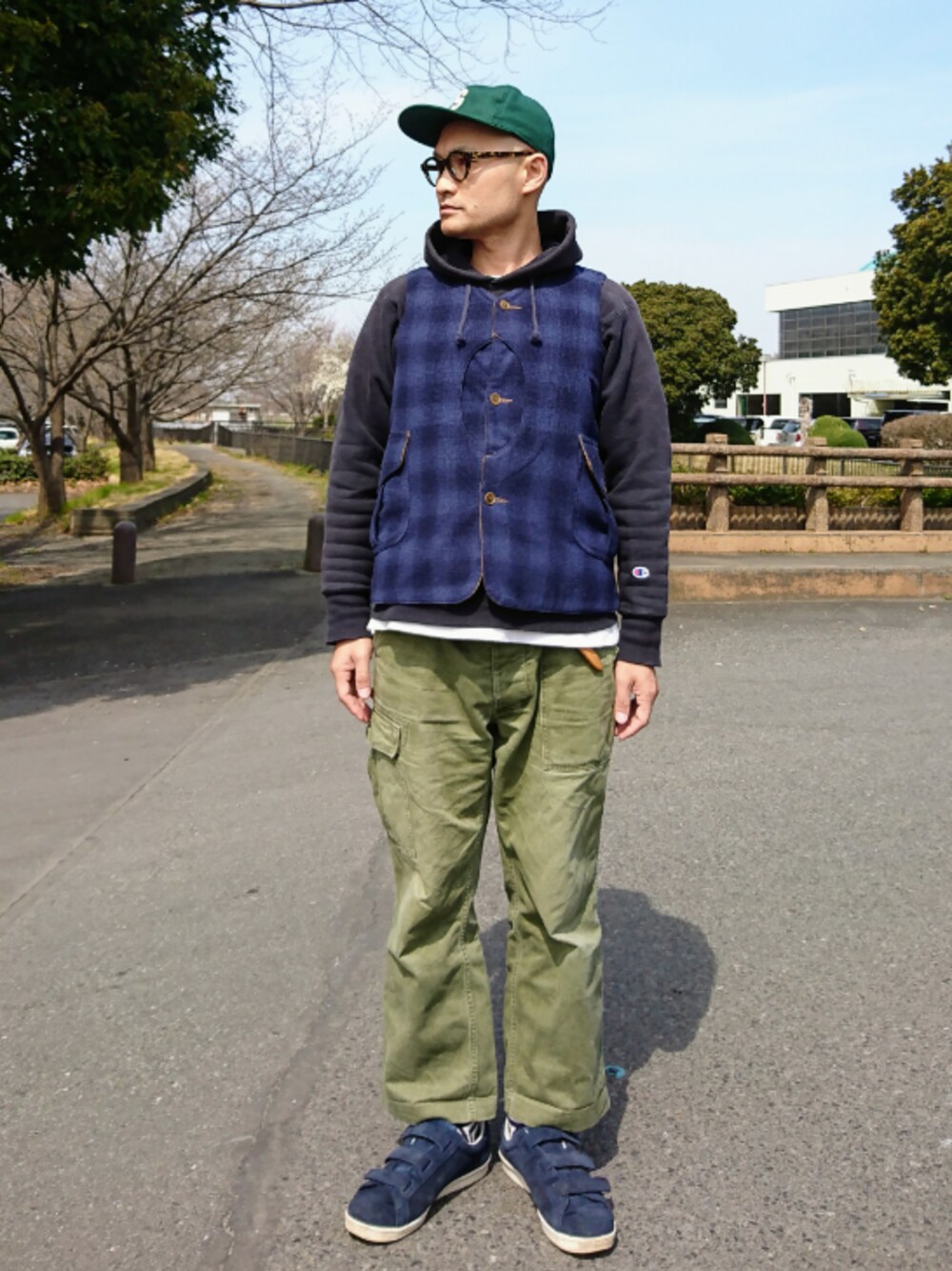 「アメカジ、青、Champion、プルオーバー、カーゴパンツ、ベイカーパンツ、ベスト、キャップ、グリーン、めがね」｜「SHIPSのRASOX: ソフトタッチ ボーダー ソックス（ソックス/靴下、ブルー系）」を使った、SHINJILOW さん（メンズ・173cm）の春コーディネートの1枚目の写真