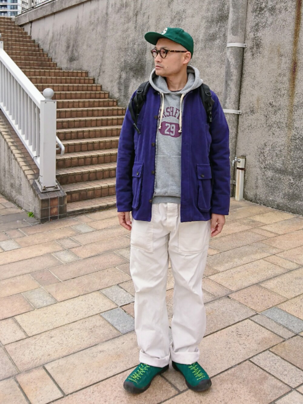 「シンプルコーデ、スニーカー、パーカー、キャップ、スウェット、バックパック、白パンツ、みどり、グリーン、アメカジ」｜「EBBETS FIELD FLANNELのキャップ（キャップ、グリーン系）」を使った、SHINJILOW さん（メンズ・173cm）の春コーディネートの1枚目の写真