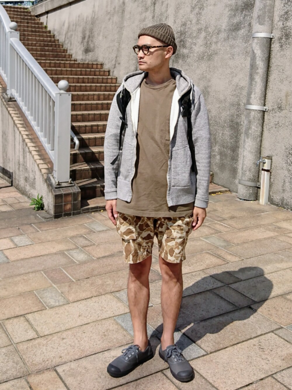 「カモフラ、ショートパンツ、パーカー、ジップアップパーカー、アースカラー、スニーカー、バックパック、ニット帽、めがね、グレー」｜「HIGHLAND 2000の[ハイランド2000] BC HIGHLAND L/S 2*2RIB ニットキャップ /ビーニー ◆（ニットキャップ/ビーニー、グリーン系）」を使った、SHINJILOW さん（メンズ・173cm）の春コーディネートの1枚目の写真