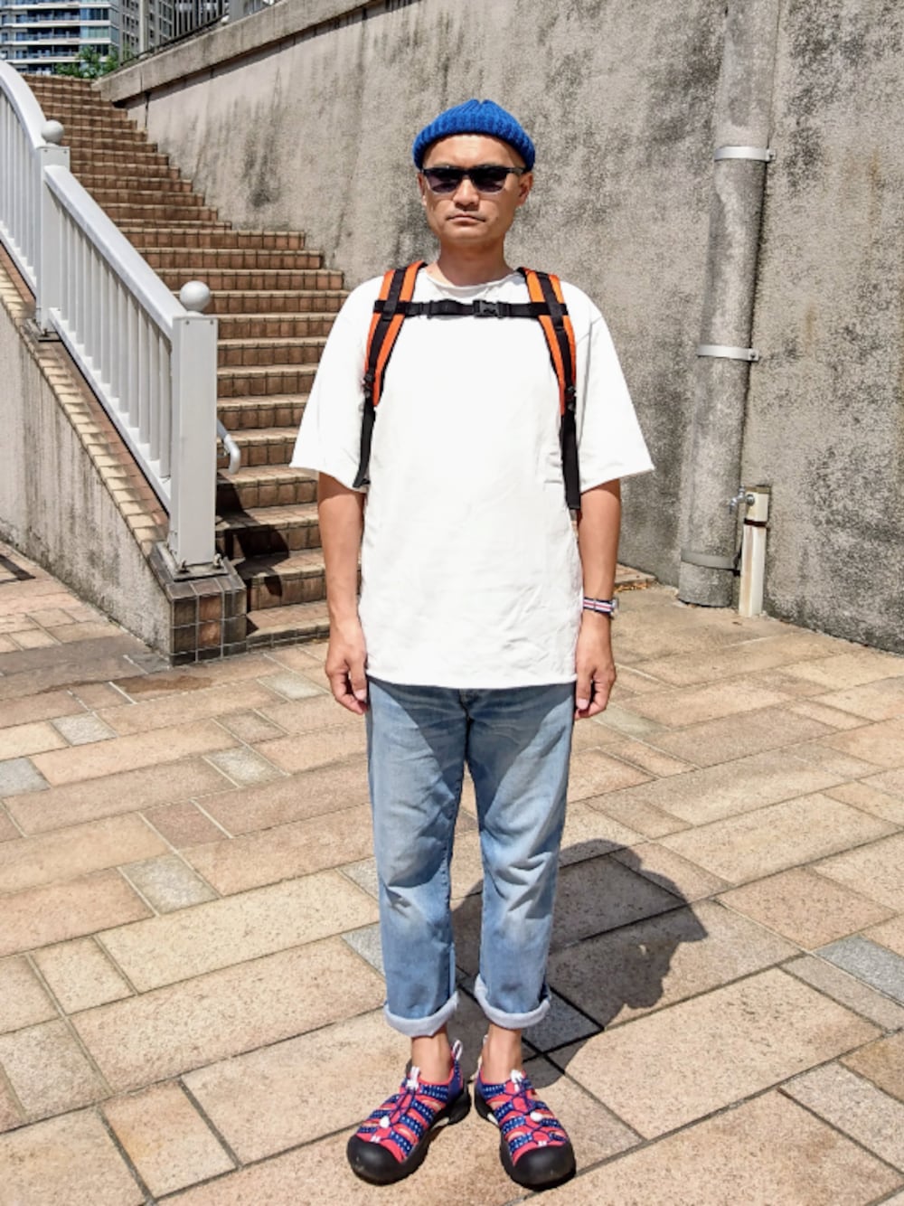 「シンプルコーデ、夏、カジュアルコーデ、白、デニムパンツ、サンダル、バックパック、サングラス、トリコロール、ロールアップ」｜「HIGHLAND 2000のHIGHLAND2000/ハイランド2000 2×2 Watch Cap HL18-S01（ニットキャップ/ビーニー、ブルー系）」を使った、SHINJILOW さん（メンズ・173cm）の夏コーディネートの1枚目の写真