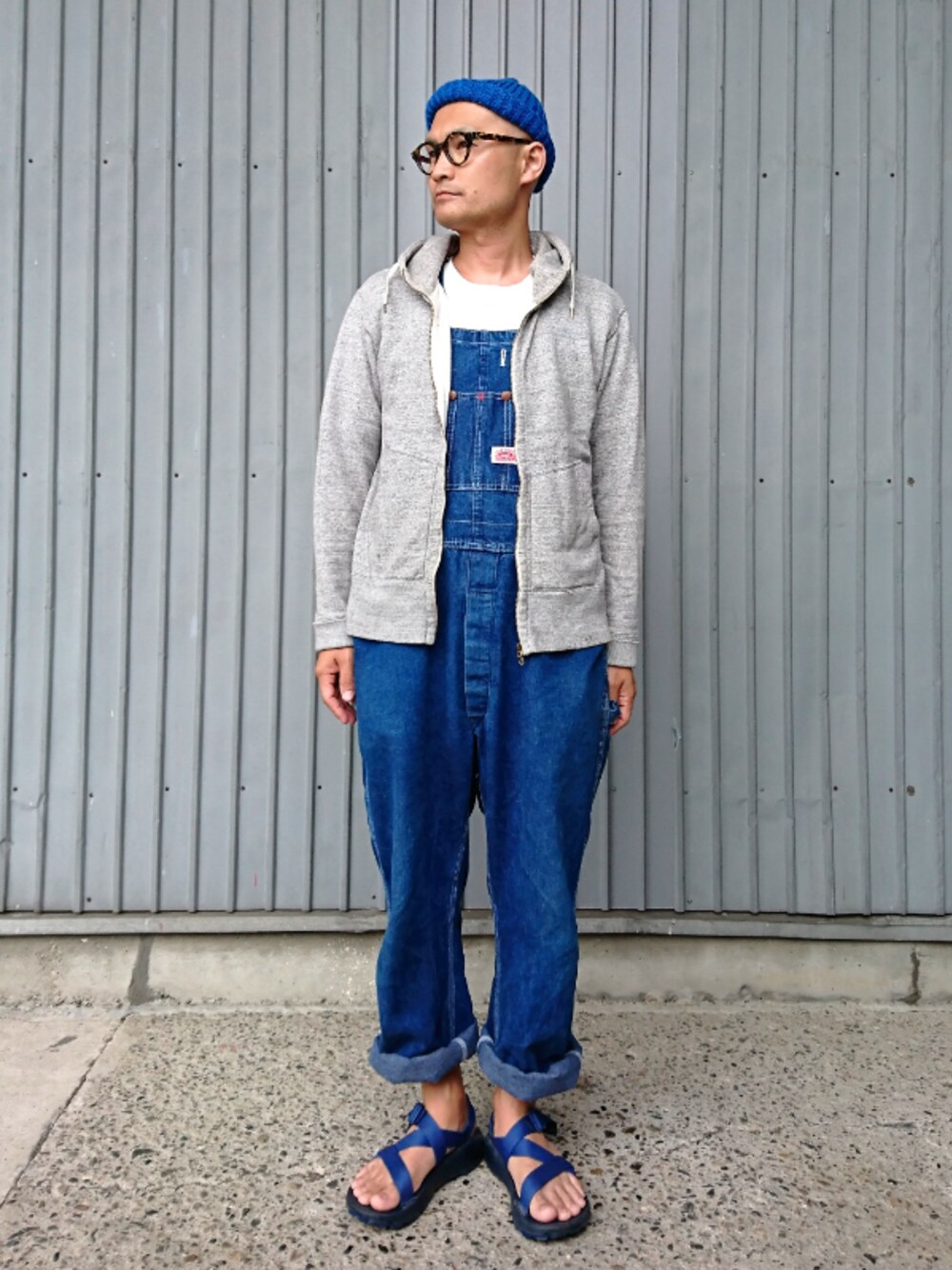 「ラフ、シンプルスタイル、オーバーオール、白Tシャツ、パーカー、帽子、古着コーデ、スポーツサンダル、ストラップサンダル、デニム」｜「HIGHLAND 2000のHIGHLAND2000/ハイランド2000 2×2 Watch Cap HL18-S01（ニットキャップ/ビーニー、ブルー系）」を使った、SHINJILOW さん（メンズ・173cm）の夏コーディネートの1枚目の写真