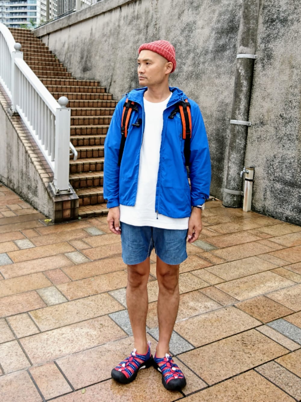 「夏コーデ、スポーツサンダル、ショーツ、ナイロンジャケット、雨の日コーデ、バックパック、星柄、ニット帽、トリコロール、白Tシャツ」｜「UNIQLOのアイテム（Tシャツ/カットソー、ホワイト系）」を使った、SHINJILOW さん（メンズ・173cm）の夏コーディネートの1枚目の写真