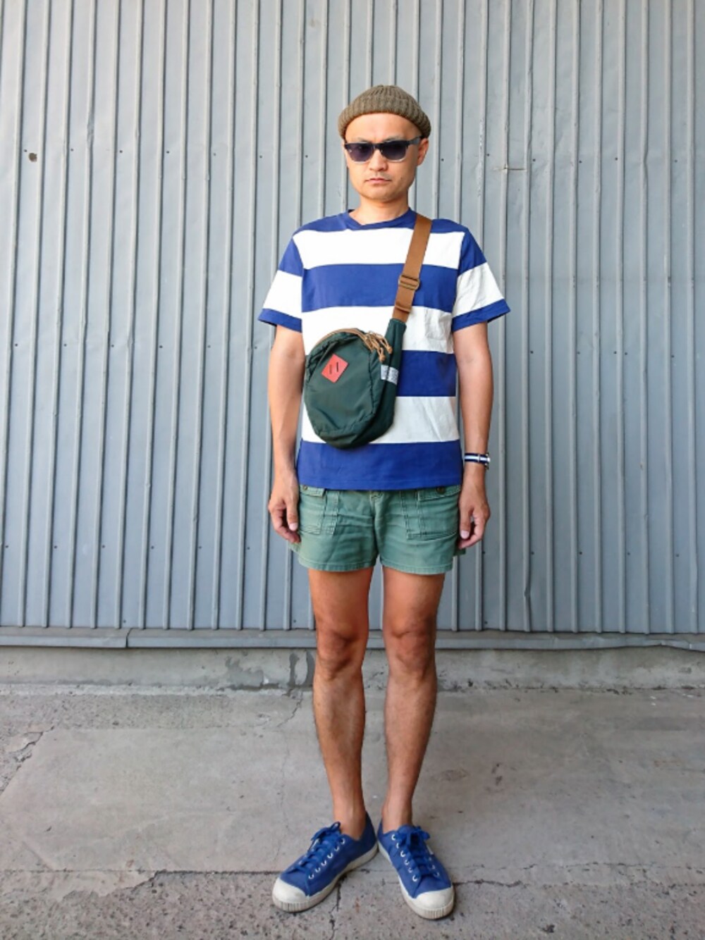 「夏、ショーツ、ラフスタイル、ボディバッグ、ボーダー、サングラス、ショートパンツ、スニーカー、Tシャツ、ブルー」｜「HIGHLAND 2000の[ハイランド2000] BC HIGHLAND L/S 2*2RIB ニットキャップ /ビーニー ◆（ニットキャップ/ビーニー、グリーン系）」を使った、SHINJILOW さん（メンズ・173cm）の夏コーディネートの1枚目の写真
