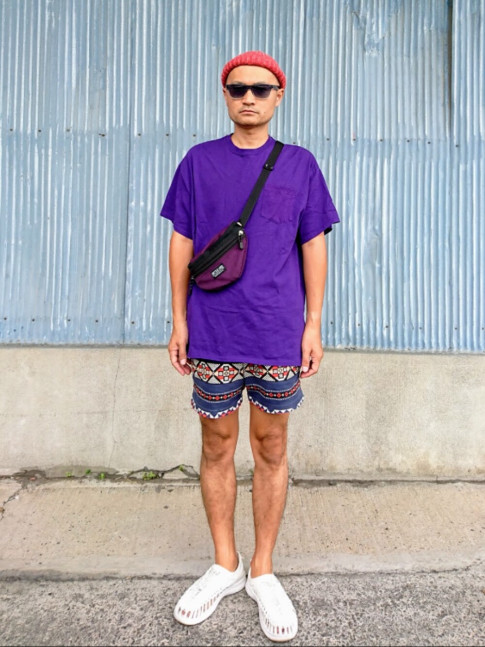 「夏セールで買いました、夏、シンプルコーデ、ビッグシルエット、ラフ、オーバーサイズ、Tシャツ、ビックシルエット、ボディバッグ、サングラス」｜「FREAK'S STOREのBegin/ビギン8月号掲載 WEB限定 GILDAN/ギルダン スーパービッグシルエット カスタムフィット 半袖 ポケット Tシャツ（Tシャツ/カットソー、パープル系）」を使った、SHINJILOW さん（メンズ・173cm）の夏コーディネートの1枚目の写真
