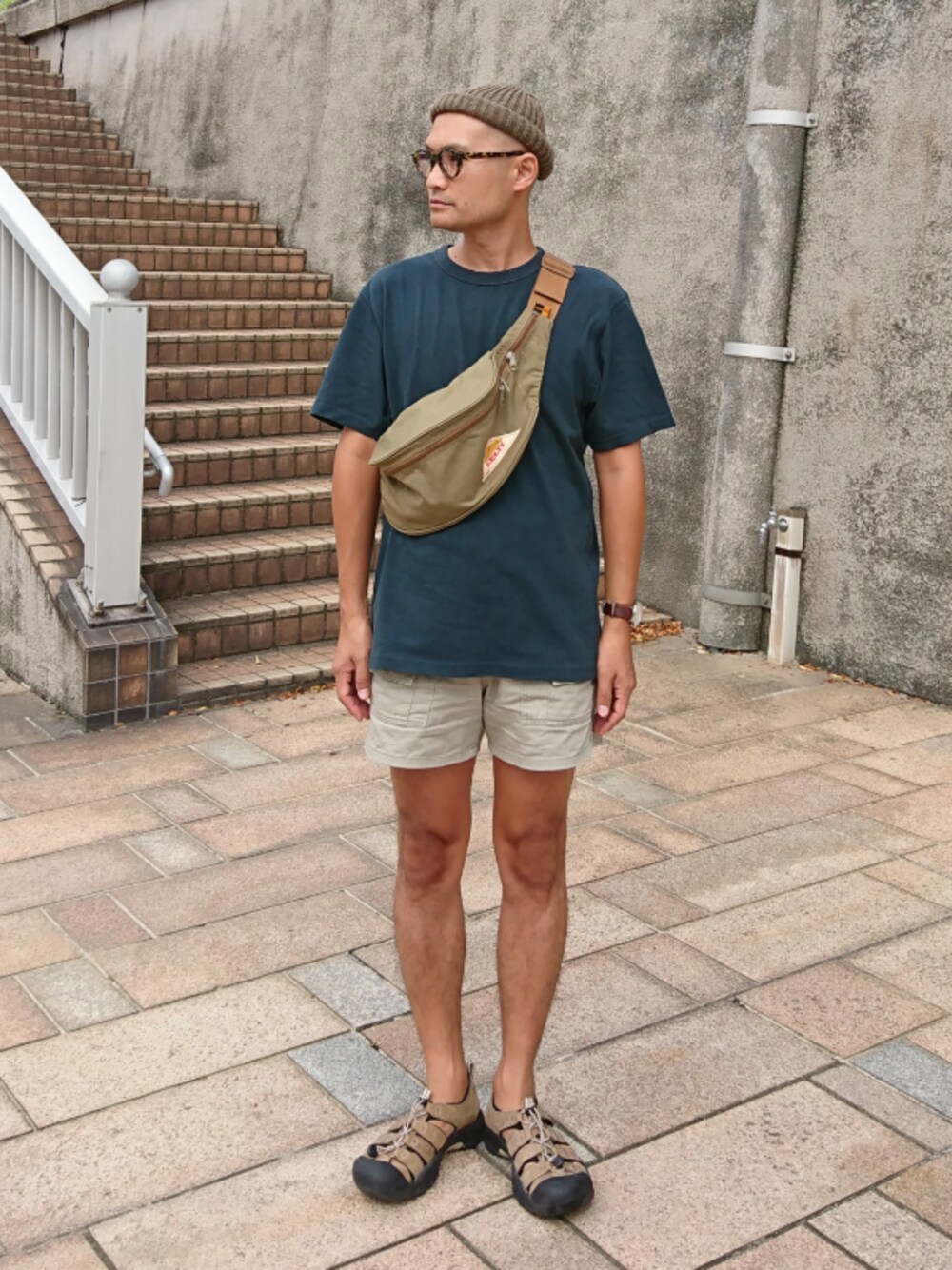 「夏、シンプル、Tシャツ、UNIQLO U、UNIQLO、ユニクロ、ボディバッグ、サンダル、ニット帽、めがね」｜「HIGHLAND 2000の[ハイランド2000] BC HIGHLAND L/S 2*2RIB ニットキャップ /ビーニー ◆（ニットキャップ/ビーニー、グリーン系）」を使った、SHINJILOW さん（メンズ・173cm）の夏コーディネートの1枚目の写真