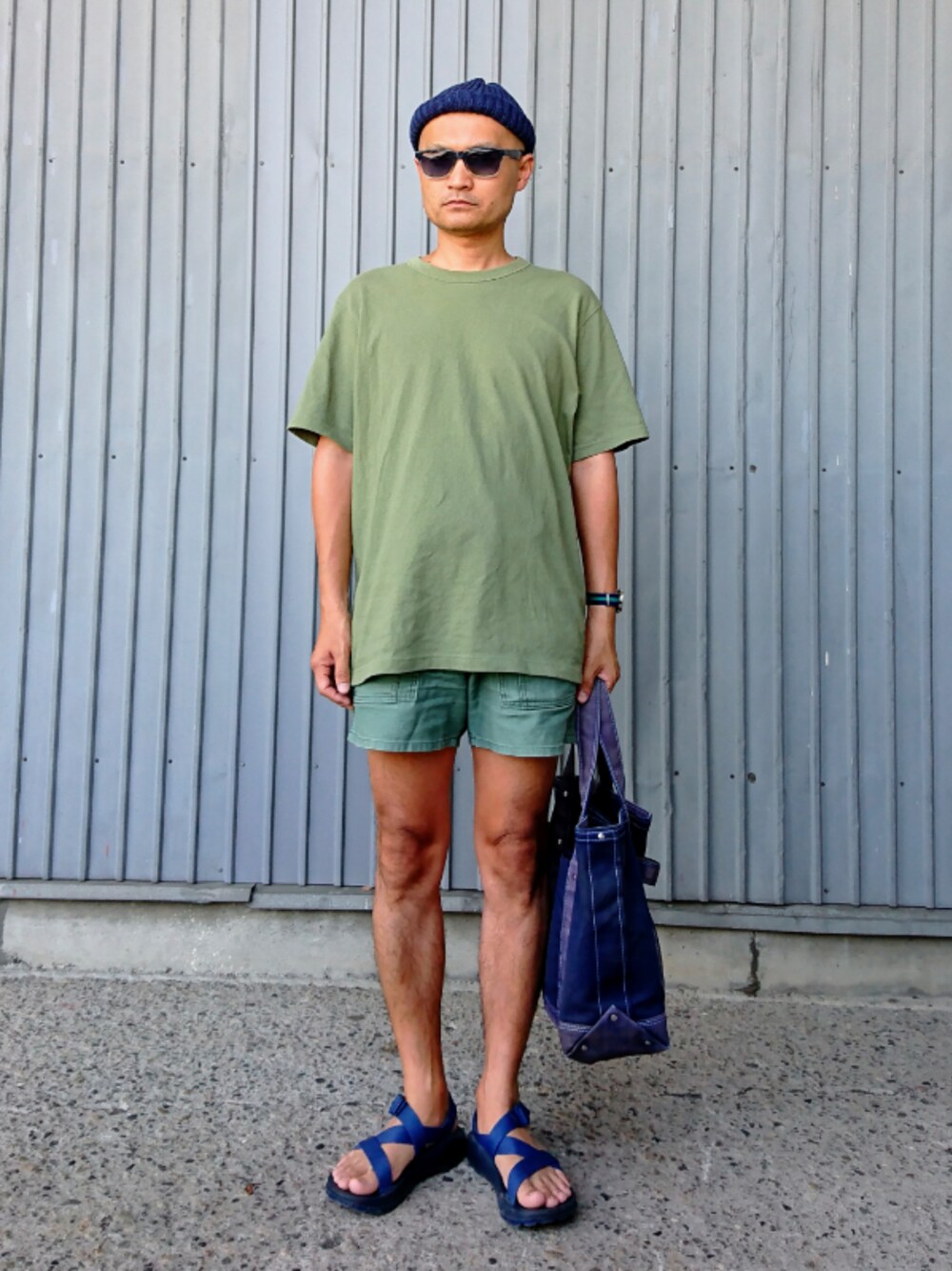 「夏、シンプル、Tシャツ、ラフ、短パン、ショーツ、サンダル、スポーツサンダル、トートバッグ、サングラス」｜「HIGHLAND 2000のHIGHLAND2000/ハイランド2000 2×2 Watch Cap HL18-S01（ニットキャップ/ビーニー、ブルー系）」を使った、SHINJILOW さん（メンズ・173cm）の夏コーディネートの1枚目の写真