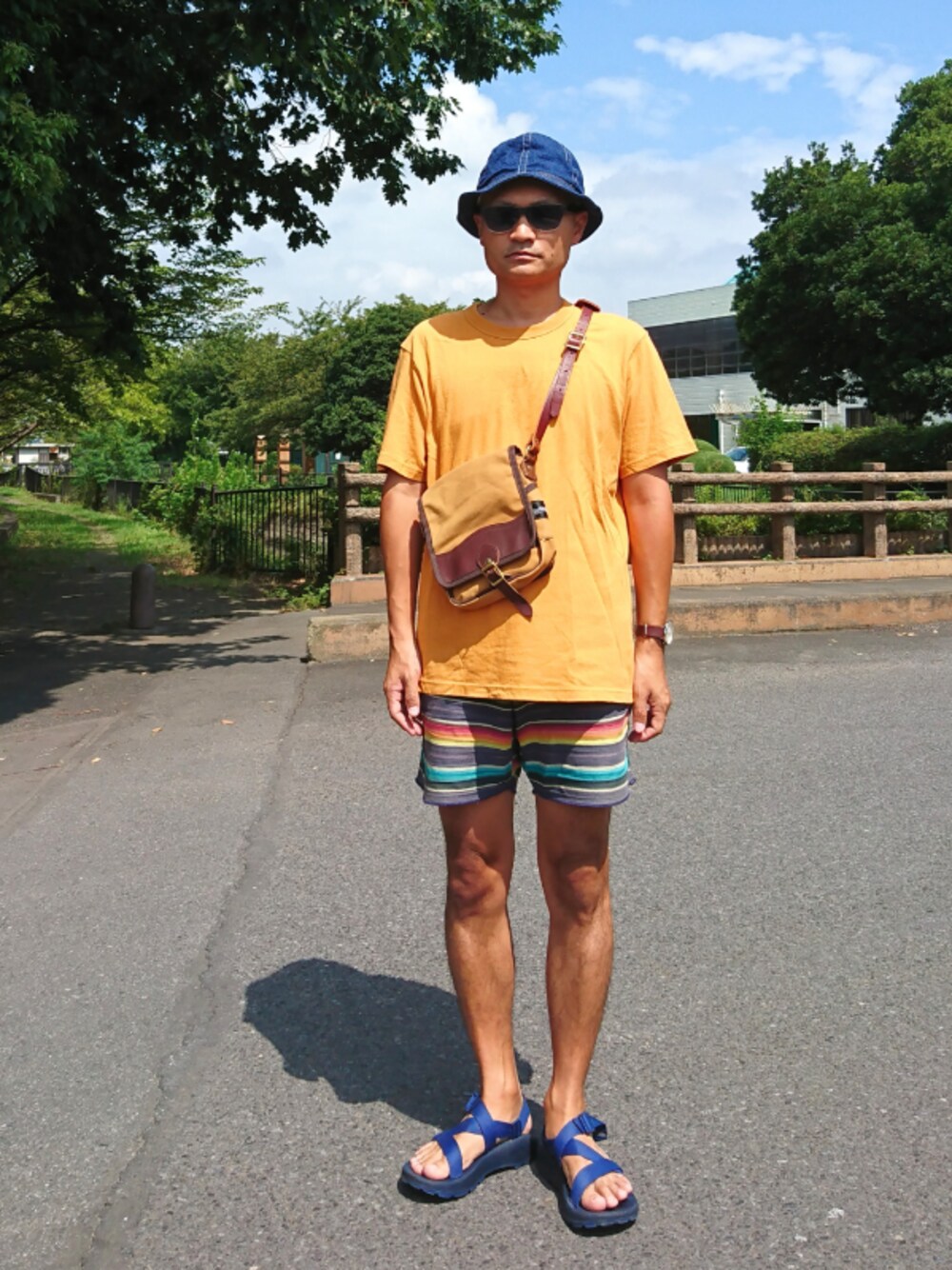 「夏コーデ、休日スタイル、バケットハット、ショートパンツ、短パン、サングラス、ショルダーバッグ、UNIQLO U、ユニクロ、UNIQLO」｜「FOB FACTORYのアイテム（ハット、ブルー系）」を使った、SHINJILOW さん（メンズ・173cm）の夏コーディネートの1枚目の写真