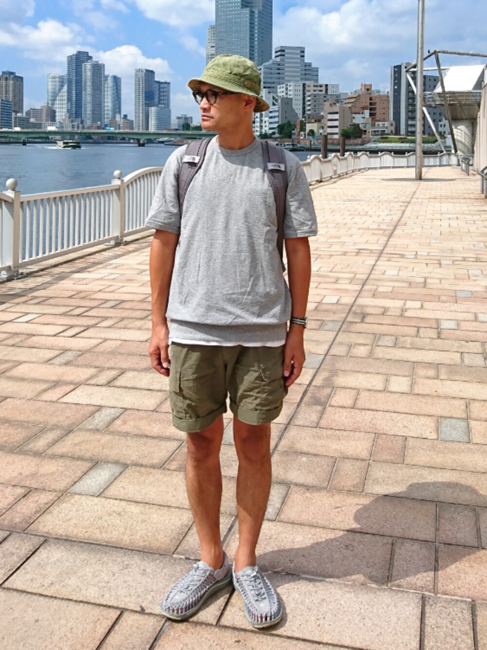 「シンプルコーデ、夏、カジュアルコーデ、リュック、ショートパンツ、短パン、ハット、めがね、keen、THE NORTH FACE」｜「THE NORTH FACEのアイテム（バッグ、グレー系）」を使った、SHINJILOW さん（メンズ・173cm）の夏コーディネートの1枚目の写真