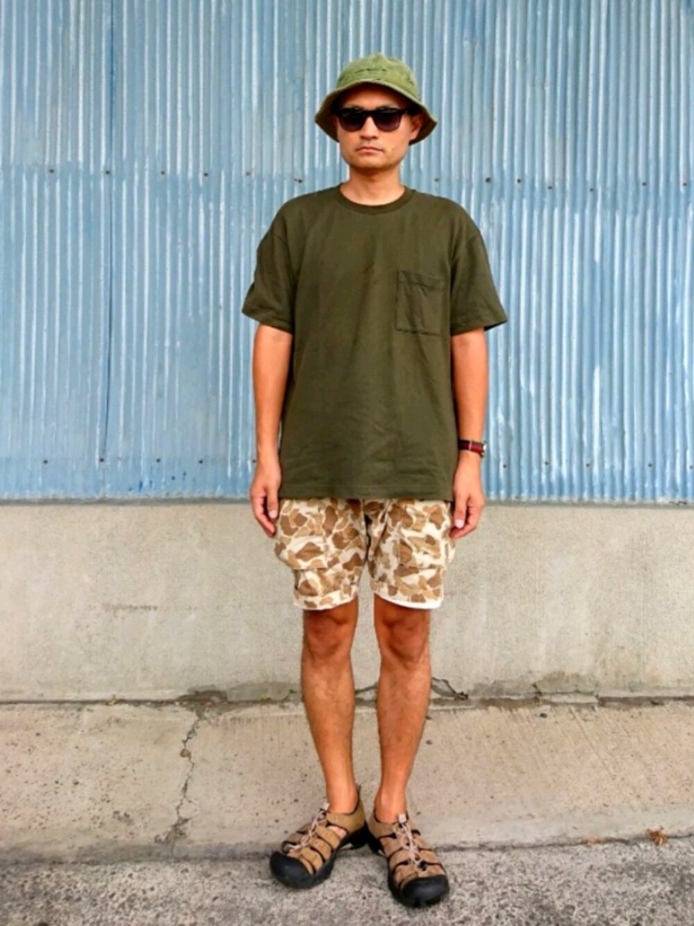 「夏、シンプル、グリーン、グリーンコーデ、カモフラ、サングラス、ポケットＴシャツ、ハット、サンダル、ショートパンツ」｜「THE SUPERIOR LABORのアイテム（帽子、グリーン系）」を使った、SHINJILOW さん（メンズ・173cm）の夏コーディネートの1枚目の写真