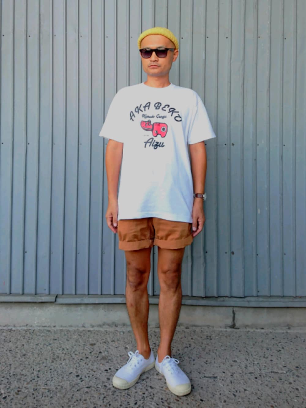 「シンプル、Tシャツ、プリントT、GRAMICCI、グラミチ、白スニーカー、ニット帽、サングラス、白Tシャツ」｜「DANG SHADESのアイテム（ファッション雑貨、ブラウン系）」を使った、SHINJILOW さん（メンズ・173cm）の秋コーディネートの1枚目の写真