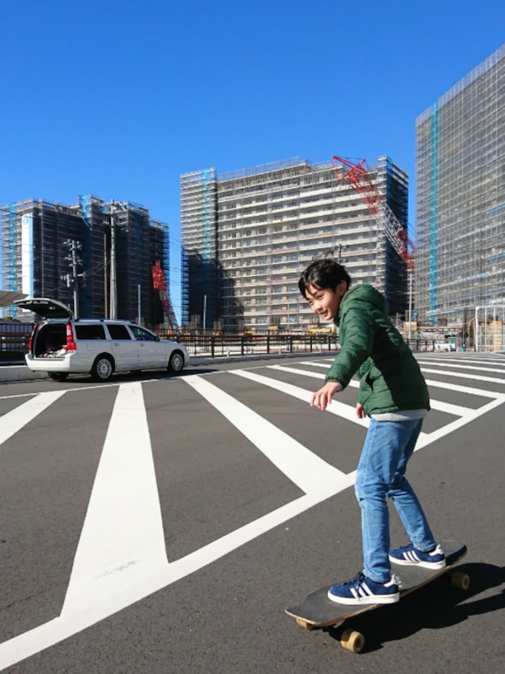 「adidasのアイテム（スニーカー、ブルー系）」を使った、SHINJILOW さん（メンズ・173cm）の冬コーディネートの1枚目の写真
