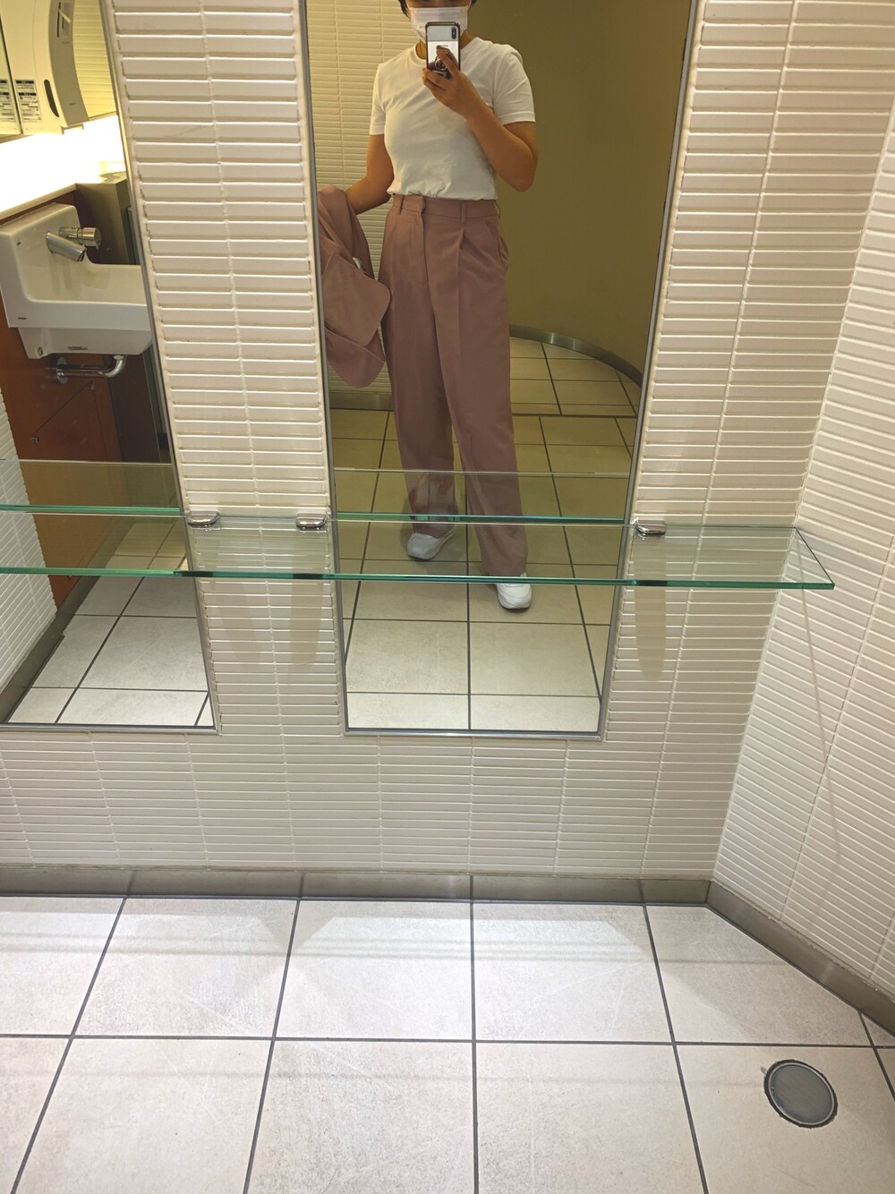 「ZARAのアイテム（Tシャツ/カットソー、ホワイト系）」を使った、Harunaさん（レディース・152cm）の秋コーディネートの1枚目の写真