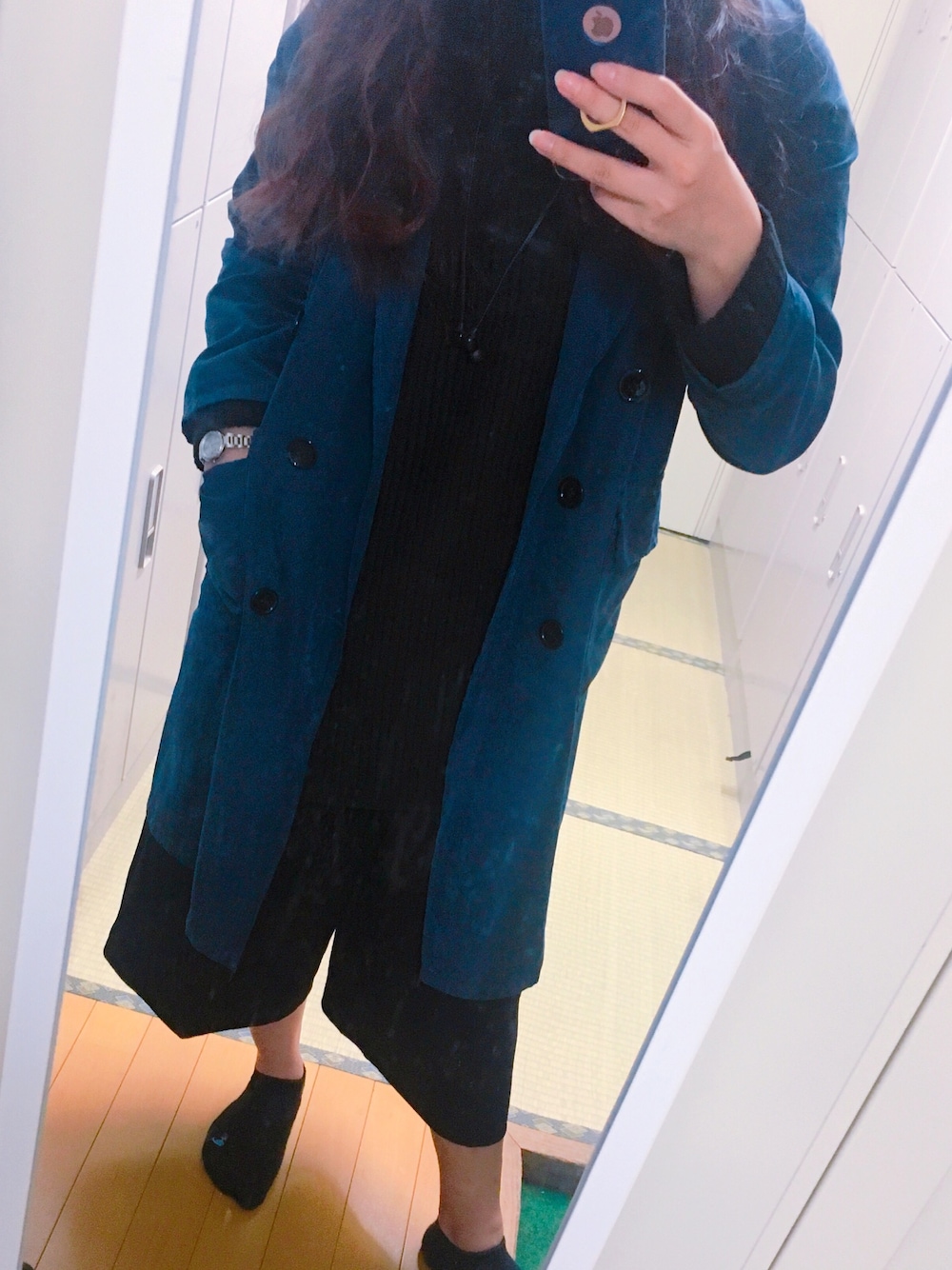 「ワンピース、パンツ、黒、トレンチコート、ネイビー、ラフ、ラクチンコーデ、ローファー、雨」｜「靴下屋のアイテム（ソックス/靴下、ブラック系）」を使った、えり☻さん（レディース・159cm）の秋コーディネートの1枚目の写真