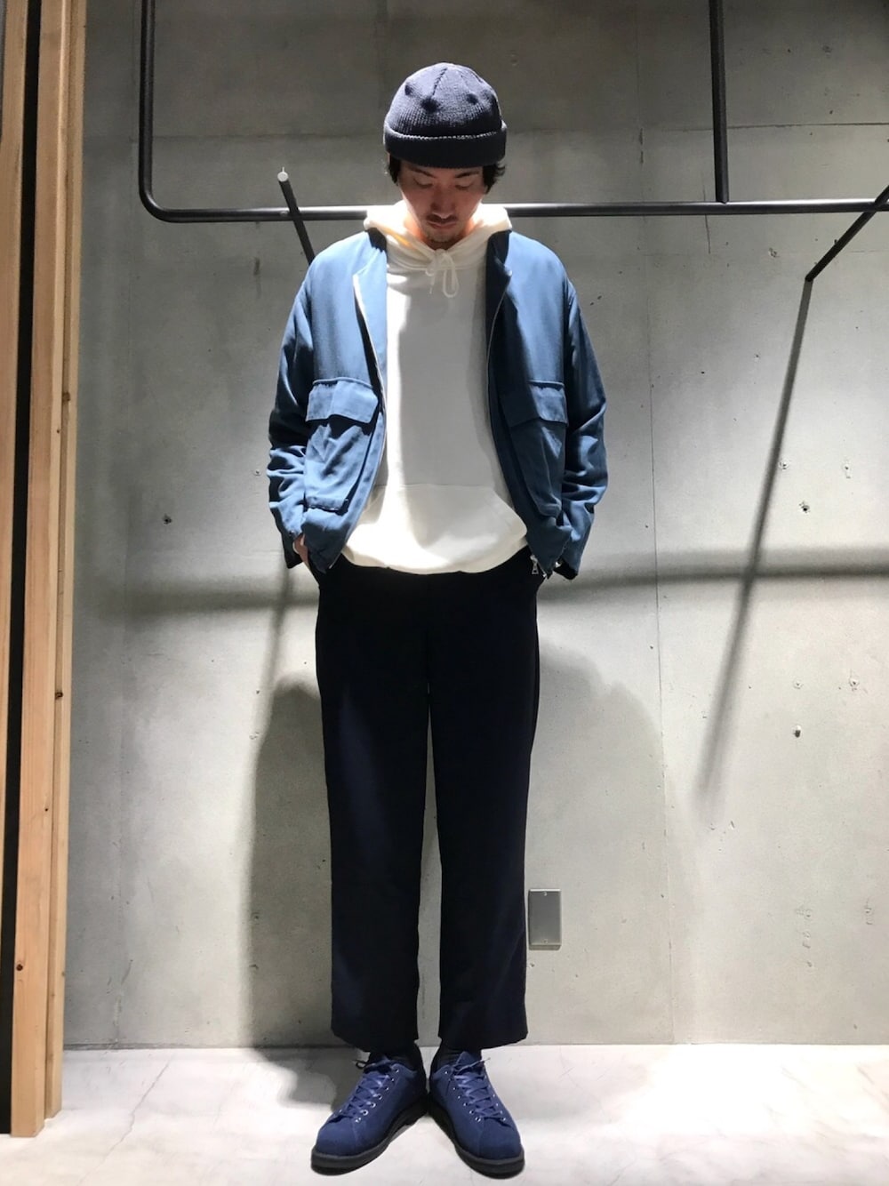 「春、カジュアル、ノーカラーブルゾン、パーカー、ビックシルエット、ニットキャップ、HARE」｜「HAREのMONSTERビッグスウェットパーカー(HARE)（パーカー、ホワイト系）」を使った、yasuさん（メンズ・189cm）の春コーディネートの1枚目の写真