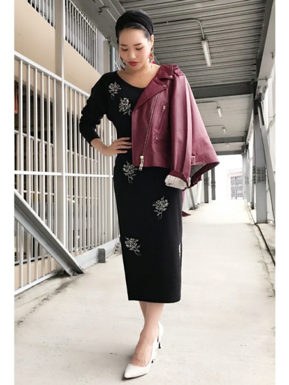 「ジャケット、パンプス、ブラック、ライダース、花柄、刺繍、ニットワンピース、ドロシーズ(DRWCYS)、DRWCYS、オトナカジュアル」｜「DRWCYSのラムレザーライダース（ライダースジャケット、レッド系）」を使った、AYAKAさん（レディース・157cm）の秋コーディネートの1枚目の写真