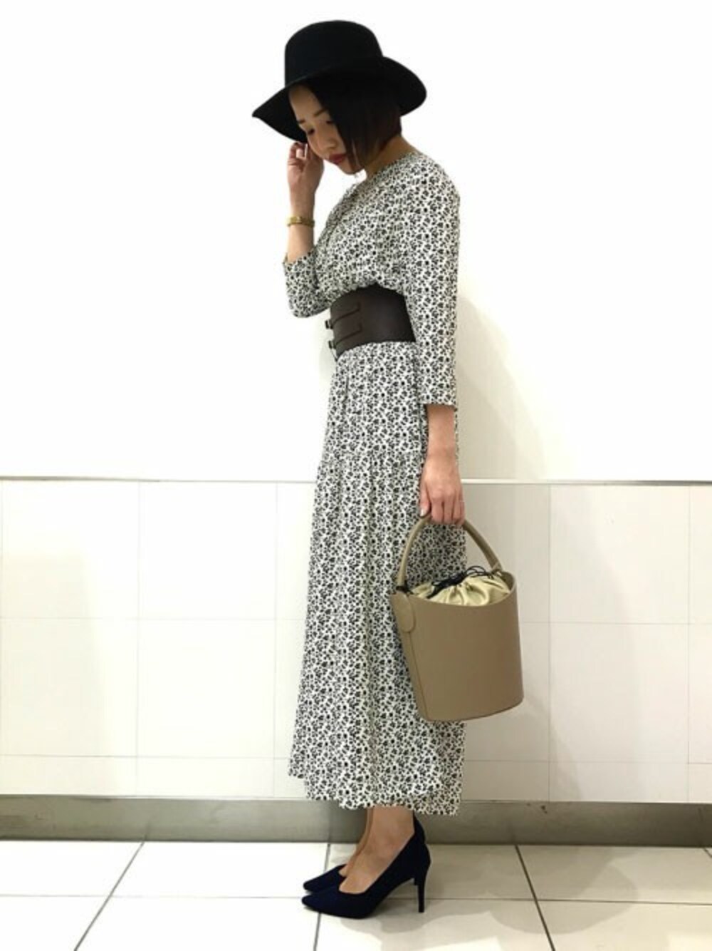 「ワンピース、パンプス、きれいめコーディネート、おでかけ、小花柄、ドロシーズ(DRWCYS)、DRWCYS、オトナ女子」｜「DRWCYSの小花柄ギャザーワンピース（ワンピース、ホワイト系）」を使った、AYAKAさん（レディース・157cm）の冬コーディネートの1枚目の写真