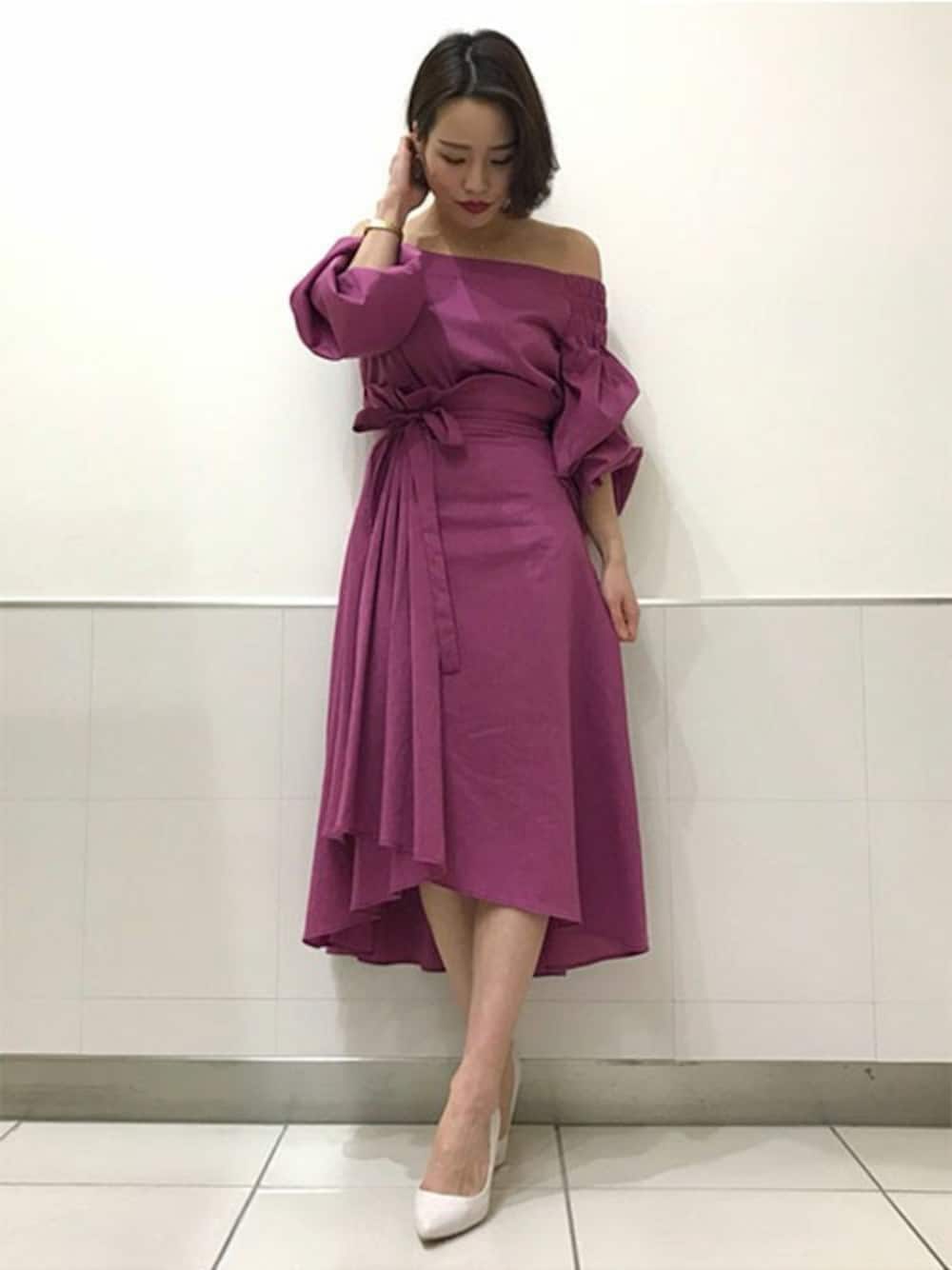 「ワンピース、パンプス、セットアップ、パープル、おでかけ、ドロシーズ(DRWCYS)、お呼ばれスタイル、DRWCYS」｜「DRWCYSのポプリンオフショルバルーンブラウス（シャツ/ブラウス、パープル系）」を使った、AYAKAさん（レディース・157cm）の春コーディネートの1枚目の写真