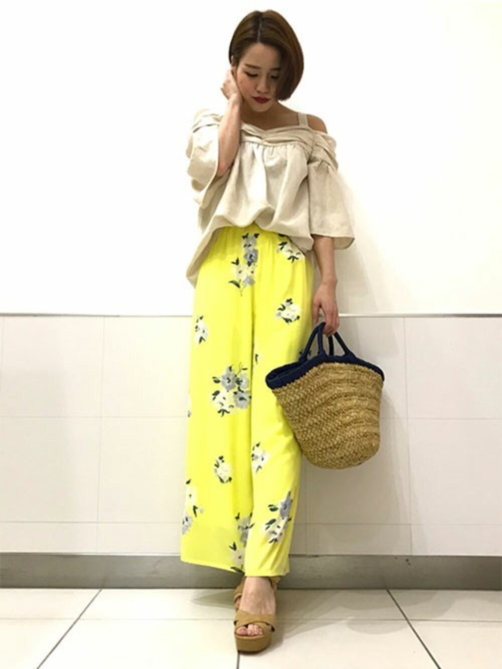 「イエロー、ベージュ、花柄、サンダル、オフショル、リラックススタイル、かごバッグ、ドロシーズ(DRWCYS)、リゾートスタイル、DRWCYS」｜「DRWCYSのリネン混ギャザーブラウス（シャツ/ブラウス、ベージュ系）」を使った、AYAKAさん（レディース・157cm）の春コーディネートの1枚目の写真