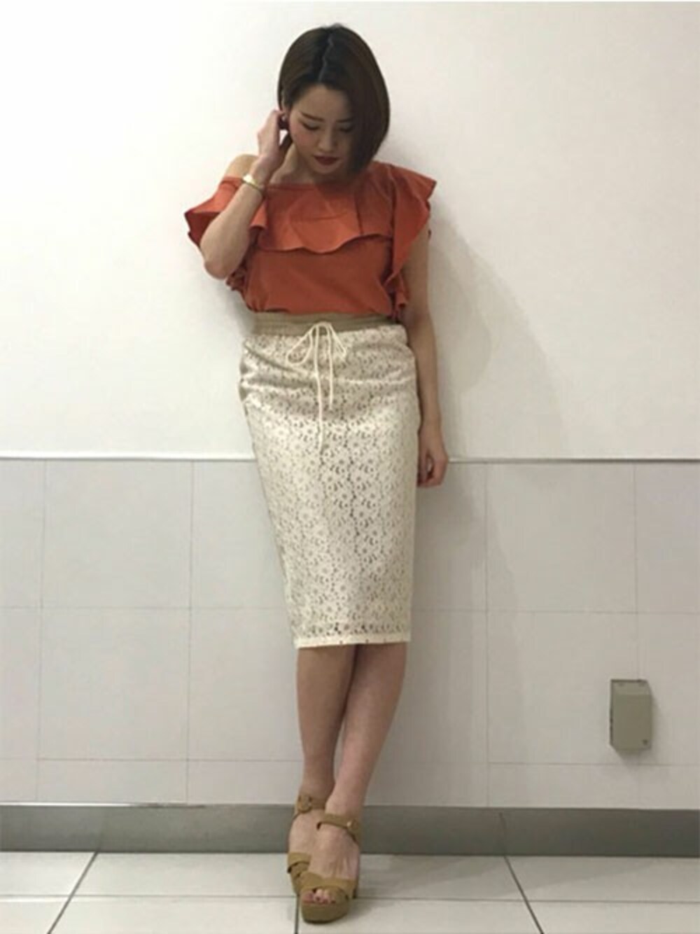「スカート、レース、フリル、サンダル、オフショル、きれいめカジュアル、ドロシーズ(DRWCYS)、DRWCYS、オトナ女子」｜「DRWCYSのオフショルラッフルスリーブカットトップス（Tシャツ/カットソー、オレンジ系）」を使った、AYAKAさん（レディース・157cm）の春コーディネートの1枚目の写真