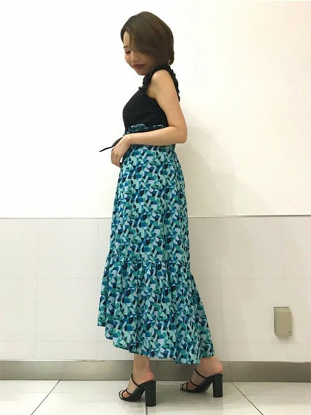 「ブラウス、スカート、ブラック、グリーン、サンダル、ジオメトリック、ドロシーズ(DRWCYS)、リゾートスタイル、刺繍ブラウス、DRWCYS」｜「DRWCYSの【追加生産決定!!】刺繍レースノースリブラウス（シャツ/ブラウス、ブラック系）」を使った、AYAKAさん（レディース・157cm）の夏コーディネートの1枚目の写真