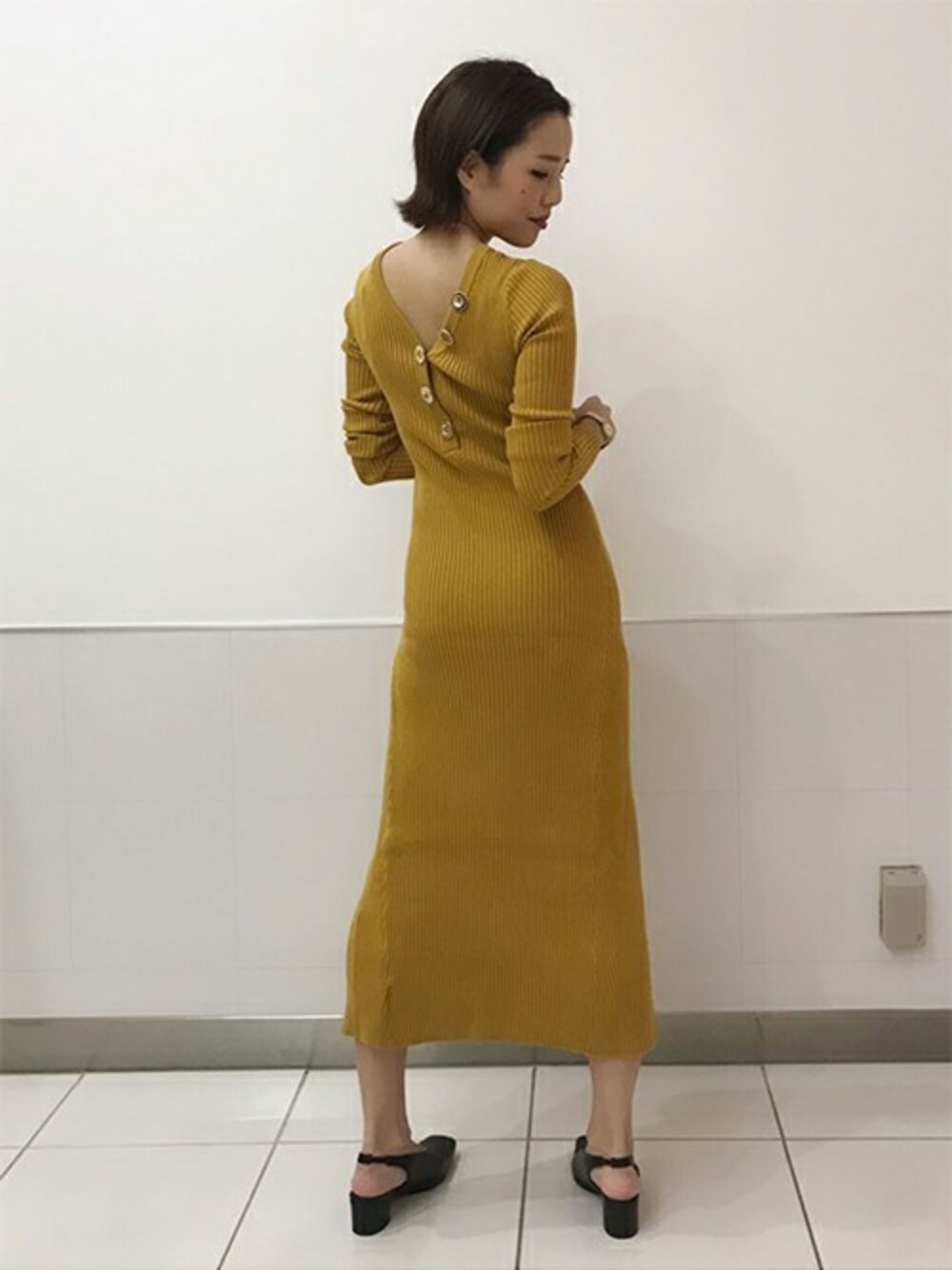 「ニット、ワンピース、パンプス、イエロー、２ＷＡＹ、きれいめカジュアル、ドロシーズ(DRWCYS)、DRWCYS、タイトワンピース」｜「DRWCYSのバックヘンリーリブニットワンピース（ワンピース、イエロー系）」を使った、AYAKAさん（レディース・157cm）の秋コーディネートの1枚目の写真