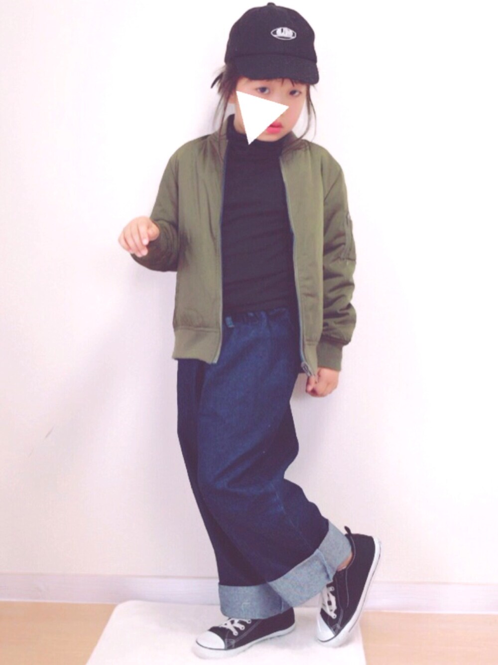 「キッズコーデ、キッズファッション、kids、おんなのこ、シンプル、キャップ、ワイドパンツ」｜「GLOBAL WORKの【キッズ】タートルネックT長袖/731849（Tシャツ/カットソー、ブラック系）」を使った、ゆんさん（キッズ・122cm）の冬コーディネートの1枚目の写真
