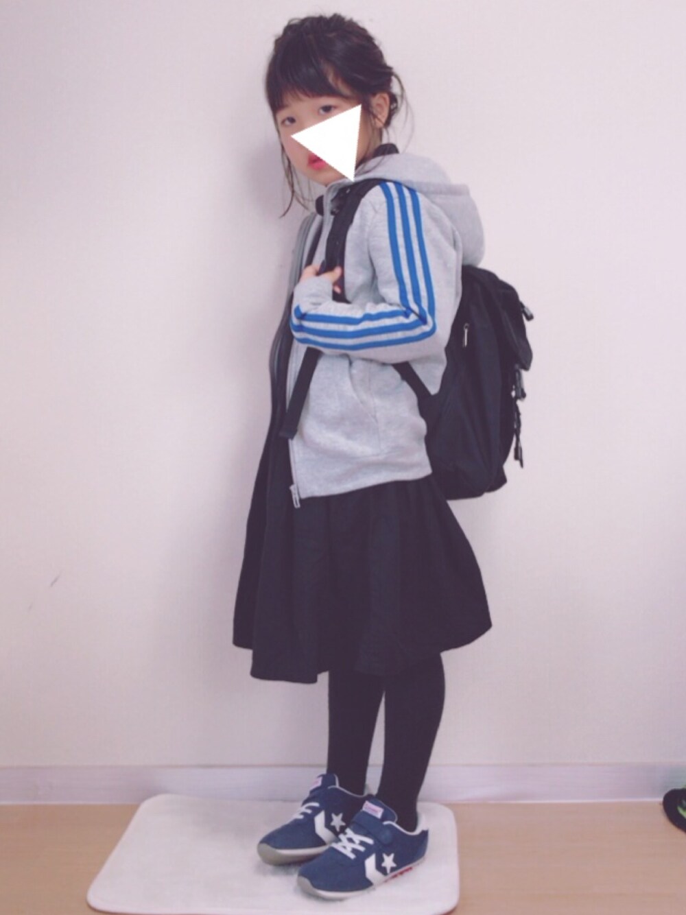 「キッズコーデ、キッズファッション、kids、休日スタイル、アディダス、コンバース」｜「adidasのアイテム（パーカー、グレー系）」を使った、ゆんさん（キッズ・122cm）の冬コーディネートの1枚目の写真