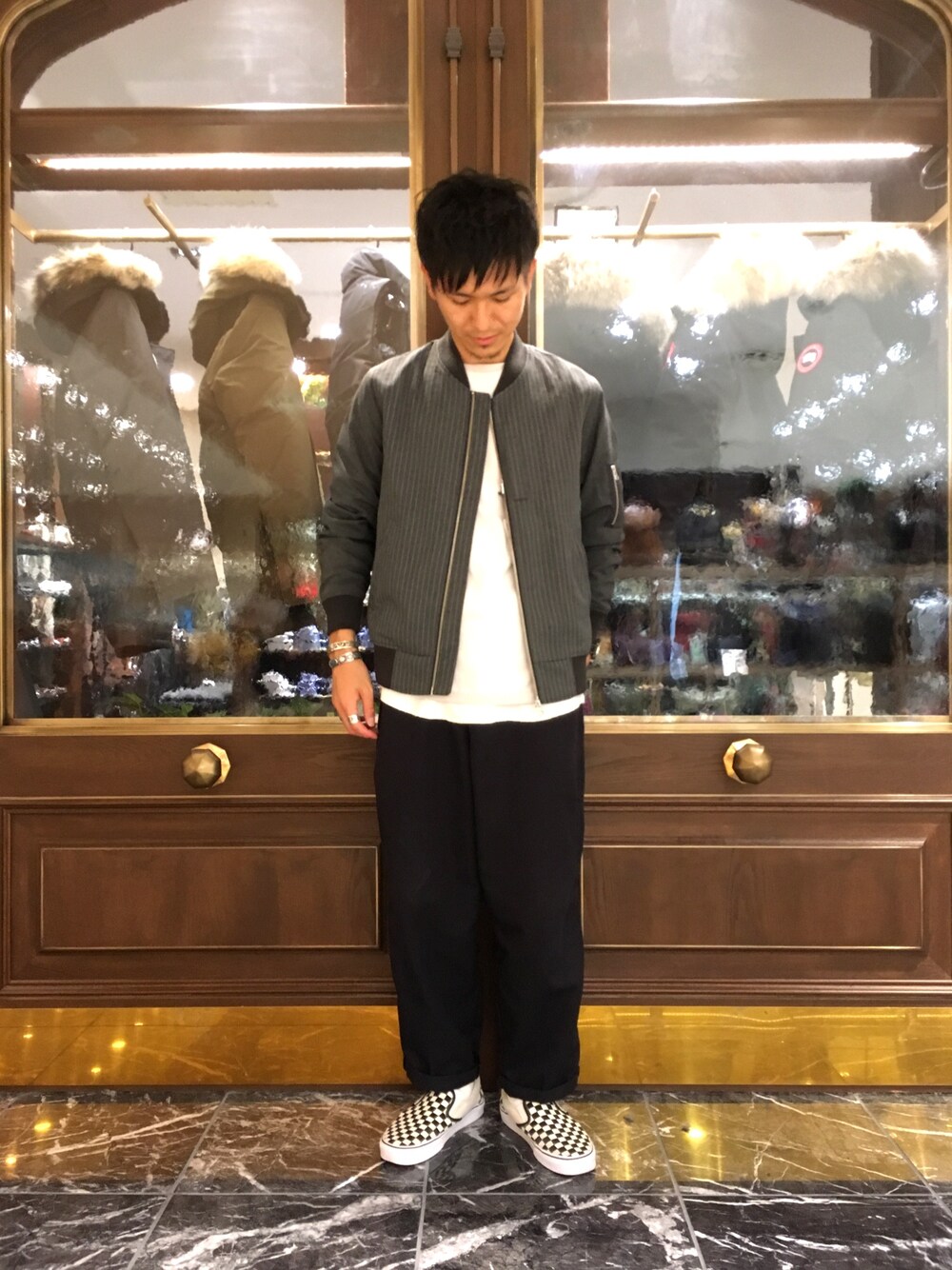 「ナノユニバース、nano・universe、ストライプ、MA-1、ワイドパンツ、白Tシャツ、チェッカーフラッグ、モード、ルクアイーレ、カジュアル」｜「NANO universeの//ストライプMA-1（MA-1、グレー系）」を使った、nano・universe 梅田 STAFFさん（メンズ・170cm）の秋コーディネートの1枚目の写真