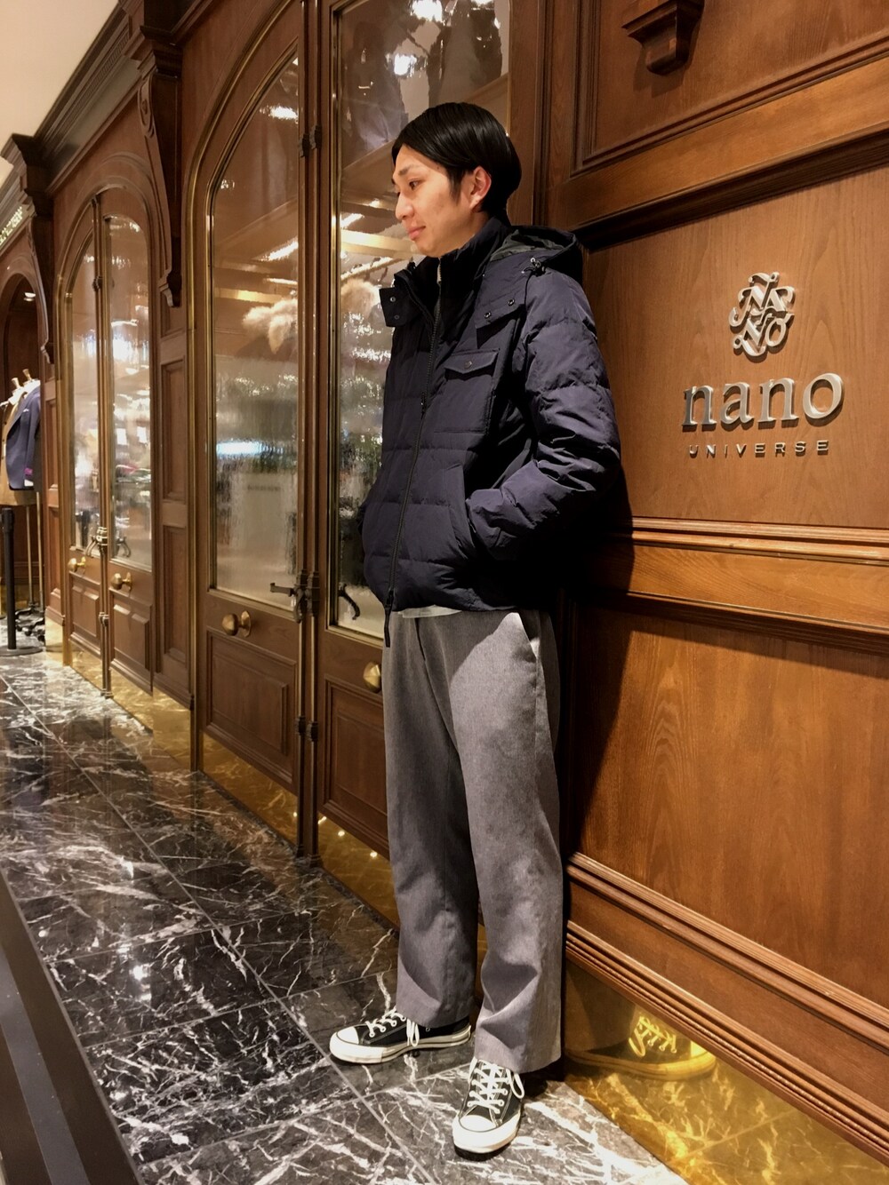 「ナノユニバース、nano・universe、ダウンジャケット、冬コーデ、スラックス、スニーカー、コンバース、converse、シンプルコーデ、カジュアルコーデ」｜「NANO universeのスリムキルトダウンジャケット（ダウンジャケット/コート、ブルー系）」を使った、nano・universe 梅田 STAFFさん（メンズ・178cm）の冬コーディネートの1枚目の写真